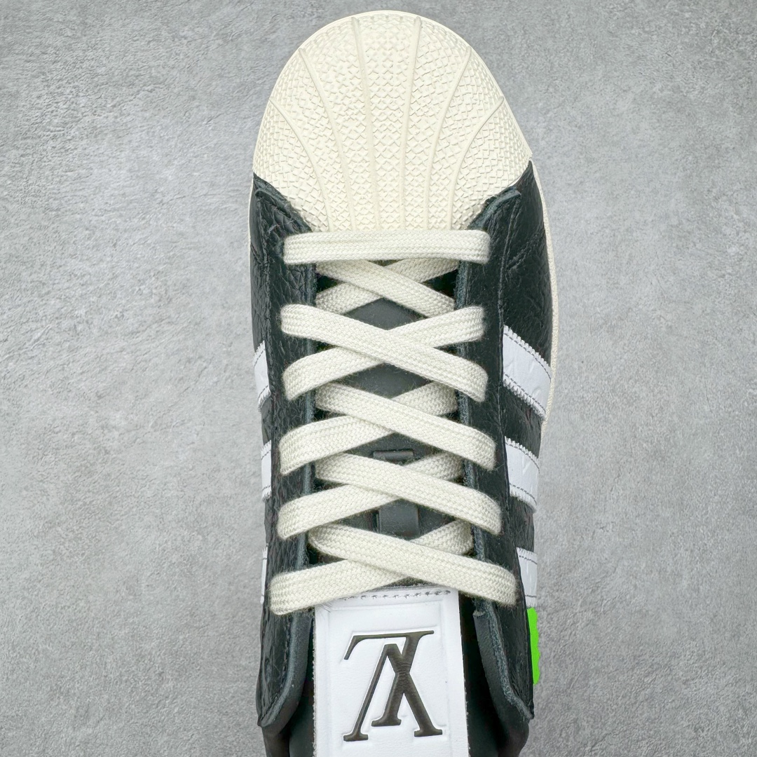 图片[4]-Lv x AD Originals Superstar 经典复古贝壳头板鞋 联名定制配色 LA9668 诞生于1969年 是第一双将全皮面鞋 身与橡胶鞋头结合在一起的低帮篮球鞋 Superstar最开始 是作为高帮篮球鞋Pro Model的低帮版本而出现的 但因为其独特和醒目的橡胶鞋头造型而让大家熟知 被大家形象地称为\\\”shelltoe\\\”贝壳头 在70年代的美国职业篮球场上 接近3/4的NBA球员都将这双Superstar作为场上用鞋 80年代之后 经过不断的改良和发展 Superstar逐渐成为横跨时装、音乐、街头文化、休闲和运动等各大领域的时尚潮鞋 尺码：36 36.5 37 38 38.5 39 40 40.5 41 42 42.5 43 44 44.5 45-选品中心