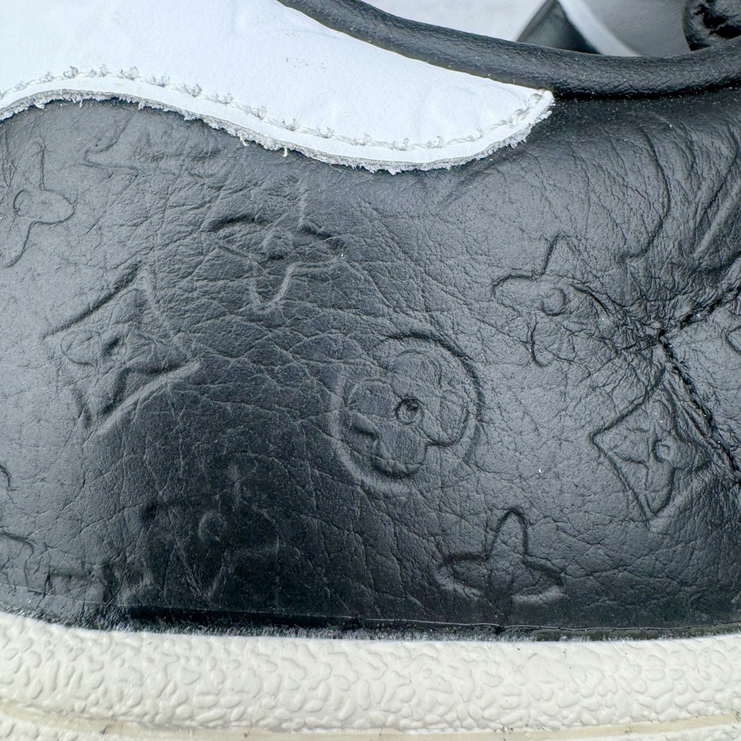 图片[16]-Lv x AD Originals Superstar 经典复古贝壳头板鞋 联名定制配色 LA9668 诞生于1969年 是第一双将全皮面鞋 身与橡胶鞋头结合在一起的低帮篮球鞋 Superstar最开始 是作为高帮篮球鞋Pro Model的低帮版本而出现的 但因为其独特和醒目的橡胶鞋头造型而让大家熟知 被大家形象地称为\\\”shelltoe\\\”贝壳头 在70年代的美国职业篮球场上 接近3/4的NBA球员都将这双Superstar作为场上用鞋 80年代之后 经过不断的改良和发展 Superstar逐渐成为横跨时装、音乐、街头文化、休闲和运动等各大领域的时尚潮鞋 尺码：36 36.5 37 38 38.5 39 40 40.5 41 42 42.5 43 44 44.5 45-选品中心