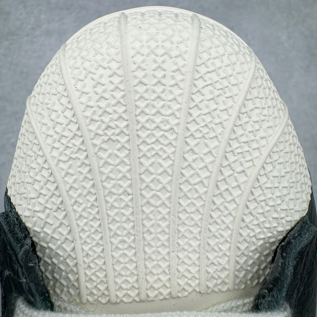 图片[13]-Lv x AD Originals Superstar 经典复古贝壳头板鞋 联名定制配色 LA9668 诞生于1969年 是第一双将全皮面鞋 身与橡胶鞋头结合在一起的低帮篮球鞋 Superstar最开始 是作为高帮篮球鞋Pro Model的低帮版本而出现的 但因为其独特和醒目的橡胶鞋头造型而让大家熟知 被大家形象地称为\\\”shelltoe\\\”贝壳头 在70年代的美国职业篮球场上 接近3/4的NBA球员都将这双Superstar作为场上用鞋 80年代之后 经过不断的改良和发展 Superstar逐渐成为横跨时装、音乐、街头文化、休闲和运动等各大领域的时尚潮鞋 尺码：36 36.5 37 38 38.5 39 40 40.5 41 42 42.5 43 44 44.5 45-选品中心