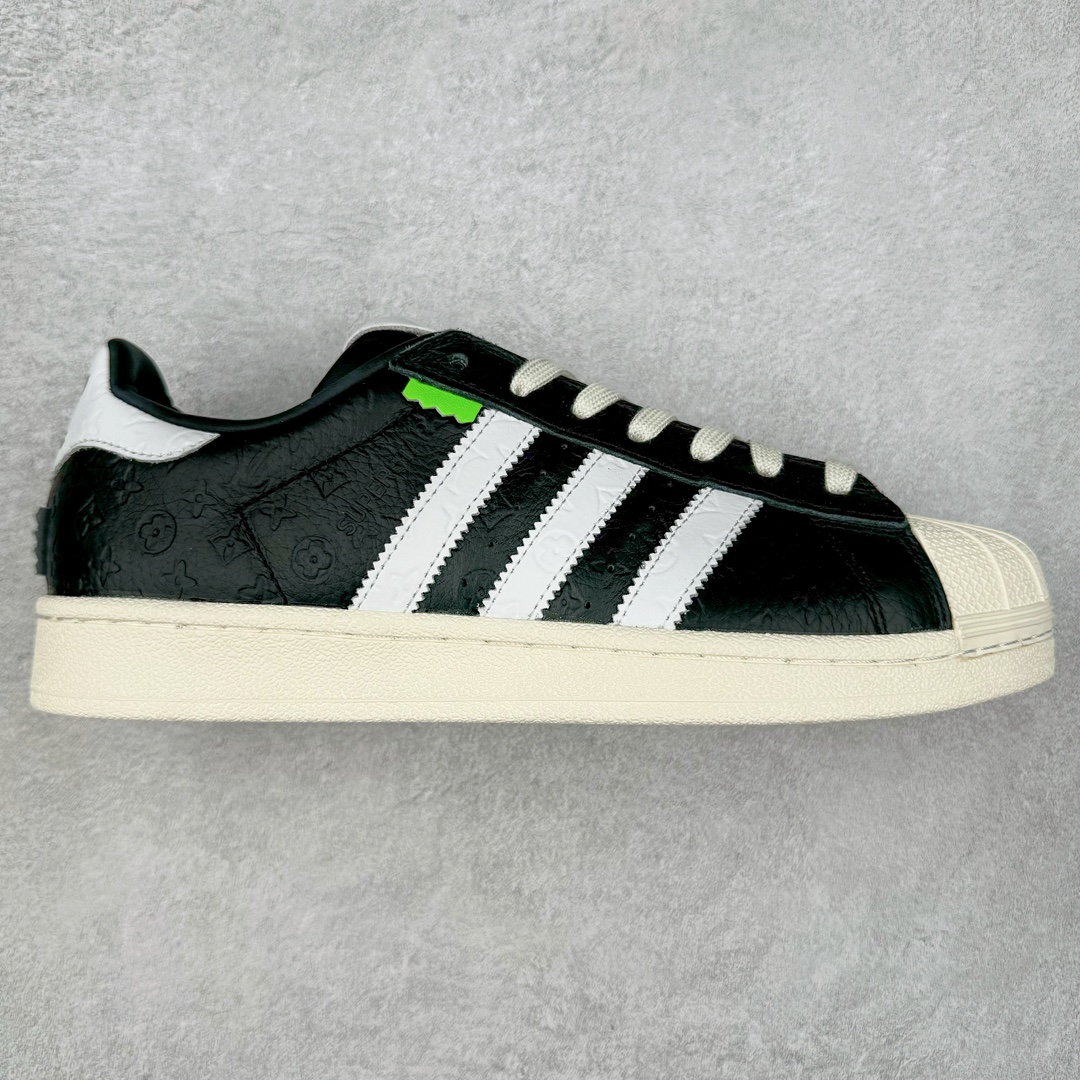 Lv x AD Originals Superstar 经典复古贝壳头板鞋 联名定制配色 LA9668 诞生于1969年 是第一双将全皮面鞋 身与橡胶鞋头结合在一起的低帮篮球鞋 Superstar最开始 是作为高帮篮球鞋Pro Model的低帮版本而出现的 但因为其独特和醒目的橡胶鞋头造型而让大家熟知 被大家形象地称为\\\”shelltoe\\\”贝壳头 在70年代的美国职业篮球场上 接近3/4的NBA球员都将这双Superstar作为场上用鞋 80年代之后 经过不断的改良和发展 Superstar逐渐成为横跨时装、音乐、街头文化、休闲和运动等各大领域的时尚潮鞋 尺码：36 36.5 37 38 38.5 39 40 40.5 41 42 42.5 43 44 44.5 45-选品中心