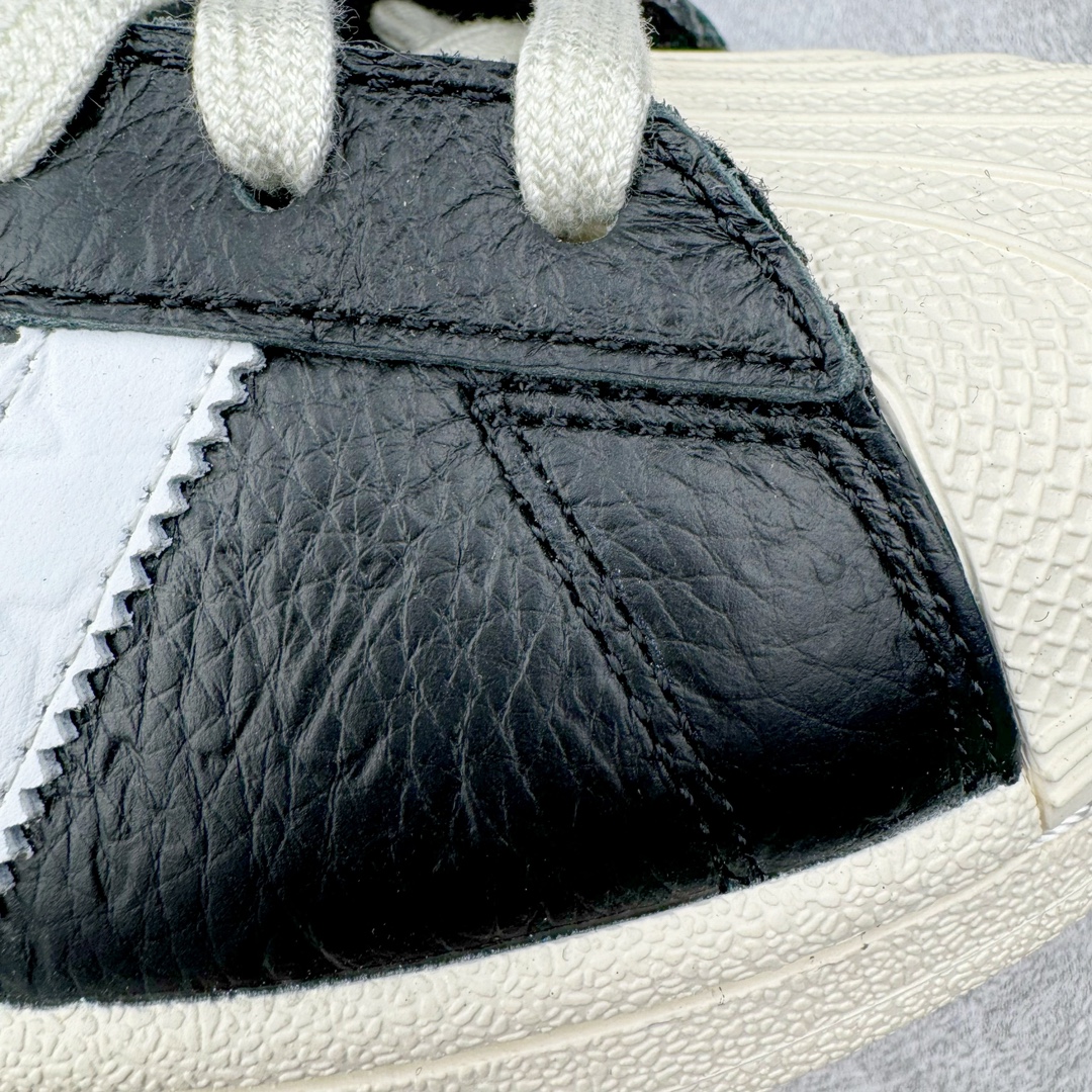 图片[19]-Lv x AD Originals Superstar 经典复古贝壳头板鞋 联名定制配色 LA9668 诞生于1969年 是第一双将全皮面鞋 身与橡胶鞋头结合在一起的低帮篮球鞋 Superstar最开始 是作为高帮篮球鞋Pro Model的低帮版本而出现的 但因为其独特和醒目的橡胶鞋头造型而让大家熟知 被大家形象地称为\\\”shelltoe\\\”贝壳头 在70年代的美国职业篮球场上 接近3/4的NBA球员都将这双Superstar作为场上用鞋 80年代之后 经过不断的改良和发展 Superstar逐渐成为横跨时装、音乐、街头文化、休闲和运动等各大领域的时尚潮鞋 尺码：36 36.5 37 38 38.5 39 40 40.5 41 42 42.5 43 44 44.5 45-选品中心