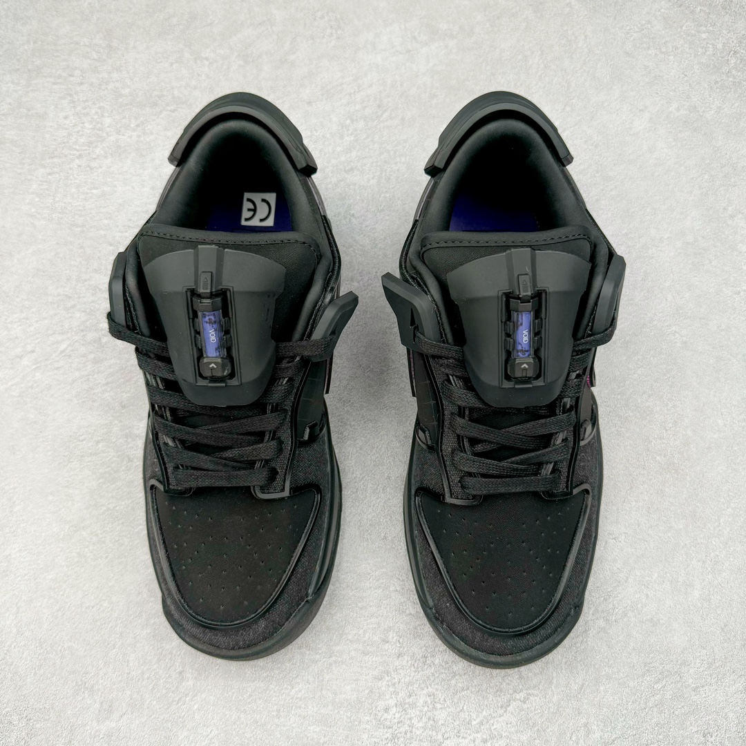 图片[2]-＃纯原 RTFKT Studios x NK Dunk Genesis Low 扣篮元宇宙系列经典低帮休闲运动滑板板鞋 HM4465-001 重金开发 百万磨具加持 原盒原配金属配件 侧拉抽屉盒 虚拟数字时尚单位 RTFKT Studios 在 2021 年被 Nike 收购后，人气可谓迅速攀升，现在堪称元宇宙领域的顶流。并且与包括村上隆在内的多个艺术家联名，推出了超多联名配色，就连 Nike 创始人菲尔·奈特都亲自尝试体验。近期，RTFKT Studios 与 Nike 再次推出了全新配色鞋款，并且将在潮流集会 ComplexCon 上独家登场。第一双以浅灰色为主调，依旧保留了 RTFKT 经典的科幻属性，虽然配色简单，但却依然吸睛。当然，按照官方拆解来看，鞋舌上的鞋带扣可以进行拆卸，使鞋款更为简约。值得一提的是，中底还搭载着 Air Zoom 气垫，提供优秀的脚感表现。另一双则以黑色、紫色组成，对比上一双而言会更加酷炫，同时也更具未来感。鞋面从细节图上看，貌似是使用了类似 PVC 质感的皮革面料，质感表现不必担心。尺码：40 40.5 41 42 42.5 43 44 44.5 45-选品中心