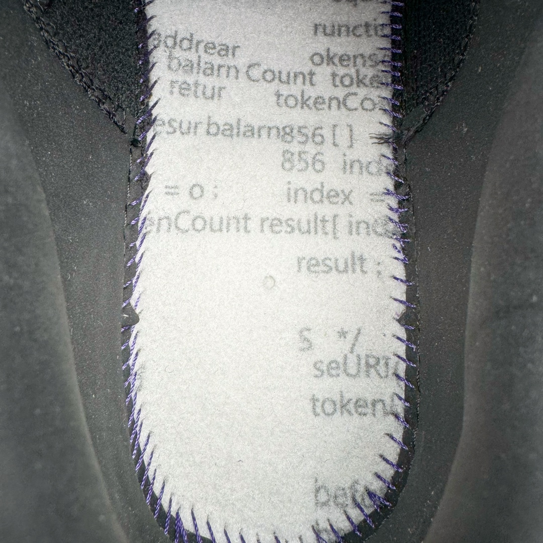 图片[15]-＃纯原 RTFKT Studios x NK Dunk Genesis Low 扣篮元宇宙系列经典低帮休闲运动滑板板鞋 HM4465-001 重金开发 百万磨具加持 原盒原配金属配件 侧拉抽屉盒 虚拟数字时尚单位 RTFKT Studios 在 2021 年被 Nike 收购后，人气可谓迅速攀升，现在堪称元宇宙领域的顶流。并且与包括村上隆在内的多个艺术家联名，推出了超多联名配色，就连 Nike 创始人菲尔·奈特都亲自尝试体验。近期，RTFKT Studios 与 Nike 再次推出了全新配色鞋款，并且将在潮流集会 ComplexCon 上独家登场。第一双以浅灰色为主调，依旧保留了 RTFKT 经典的科幻属性，虽然配色简单，但却依然吸睛。当然，按照官方拆解来看，鞋舌上的鞋带扣可以进行拆卸，使鞋款更为简约。值得一提的是，中底还搭载着 Air Zoom 气垫，提供优秀的脚感表现。另一双则以黑色、紫色组成，对比上一双而言会更加酷炫，同时也更具未来感。鞋面从细节图上看，貌似是使用了类似 PVC 质感的皮革面料，质感表现不必担心。尺码：40 40.5 41 42 42.5 43 44 44.5 45-选品中心