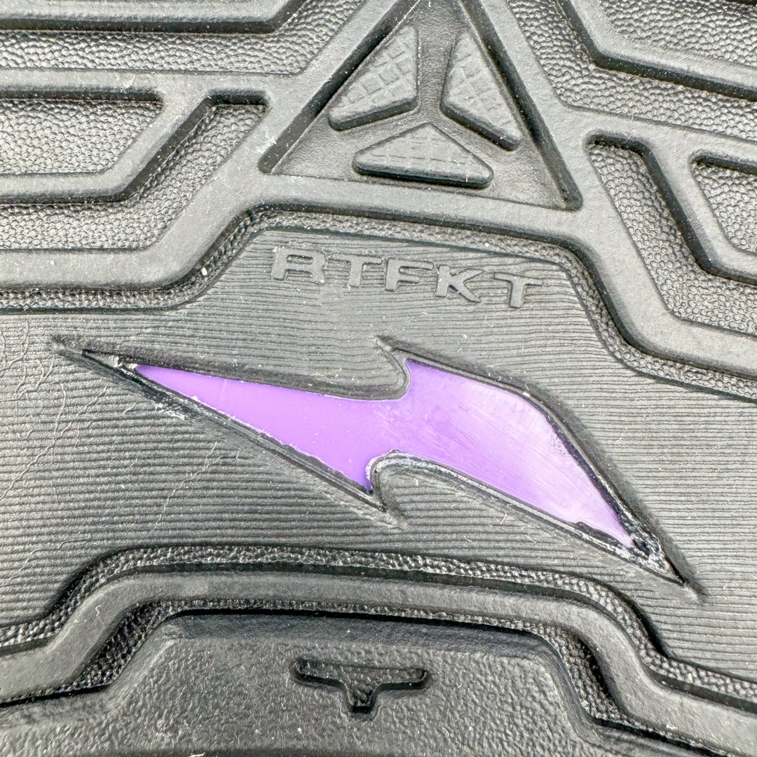 图片[25]-＃纯原 RTFKT Studios x NK Dunk Genesis Low 扣篮元宇宙系列经典低帮休闲运动滑板板鞋 HM4465-001 重金开发 百万磨具加持 原盒原配金属配件 侧拉抽屉盒 虚拟数字时尚单位 RTFKT Studios 在 2021 年被 Nike 收购后，人气可谓迅速攀升，现在堪称元宇宙领域的顶流。并且与包括村上隆在内的多个艺术家联名，推出了超多联名配色，就连 Nike 创始人菲尔·奈特都亲自尝试体验。近期，RTFKT Studios 与 Nike 再次推出了全新配色鞋款，并且将在潮流集会 ComplexCon 上独家登场。第一双以浅灰色为主调，依旧保留了 RTFKT 经典的科幻属性，虽然配色简单，但却依然吸睛。当然，按照官方拆解来看，鞋舌上的鞋带扣可以进行拆卸，使鞋款更为简约。值得一提的是，中底还搭载着 Air Zoom 气垫，提供优秀的脚感表现。另一双则以黑色、紫色组成，对比上一双而言会更加酷炫，同时也更具未来感。鞋面从细节图上看，貌似是使用了类似 PVC 质感的皮革面料，质感表现不必担心。尺码：40 40.5 41 42 42.5 43 44 44.5 45-选品中心