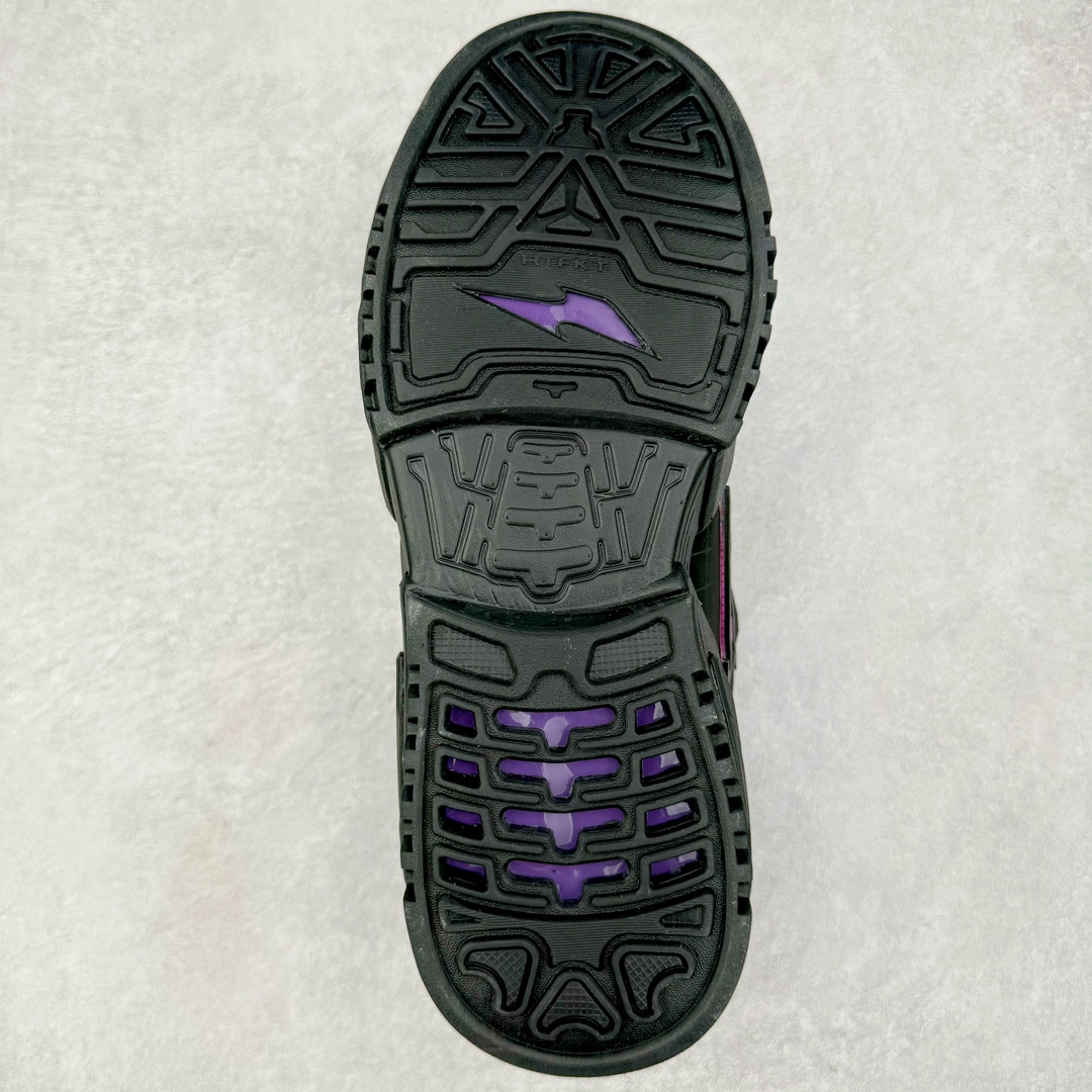 图片[14]-＃纯原 RTFKT Studios x NK Dunk Genesis Low 扣篮元宇宙系列经典低帮休闲运动滑板板鞋 HM4465-001 重金开发 百万磨具加持 原盒原配金属配件 侧拉抽屉盒 虚拟数字时尚单位 RTFKT Studios 在 2021 年被 Nike 收购后，人气可谓迅速攀升，现在堪称元宇宙领域的顶流。并且与包括村上隆在内的多个艺术家联名，推出了超多联名配色，就连 Nike 创始人菲尔·奈特都亲自尝试体验。近期，RTFKT Studios 与 Nike 再次推出了全新配色鞋款，并且将在潮流集会 ComplexCon 上独家登场。第一双以浅灰色为主调，依旧保留了 RTFKT 经典的科幻属性，虽然配色简单，但却依然吸睛。当然，按照官方拆解来看，鞋舌上的鞋带扣可以进行拆卸，使鞋款更为简约。值得一提的是，中底还搭载着 Air Zoom 气垫，提供优秀的脚感表现。另一双则以黑色、紫色组成，对比上一双而言会更加酷炫，同时也更具未来感。鞋面从细节图上看，貌似是使用了类似 PVC 质感的皮革面料，质感表现不必担心。尺码：40 40.5 41 42 42.5 43 44 44.5 45-选品中心