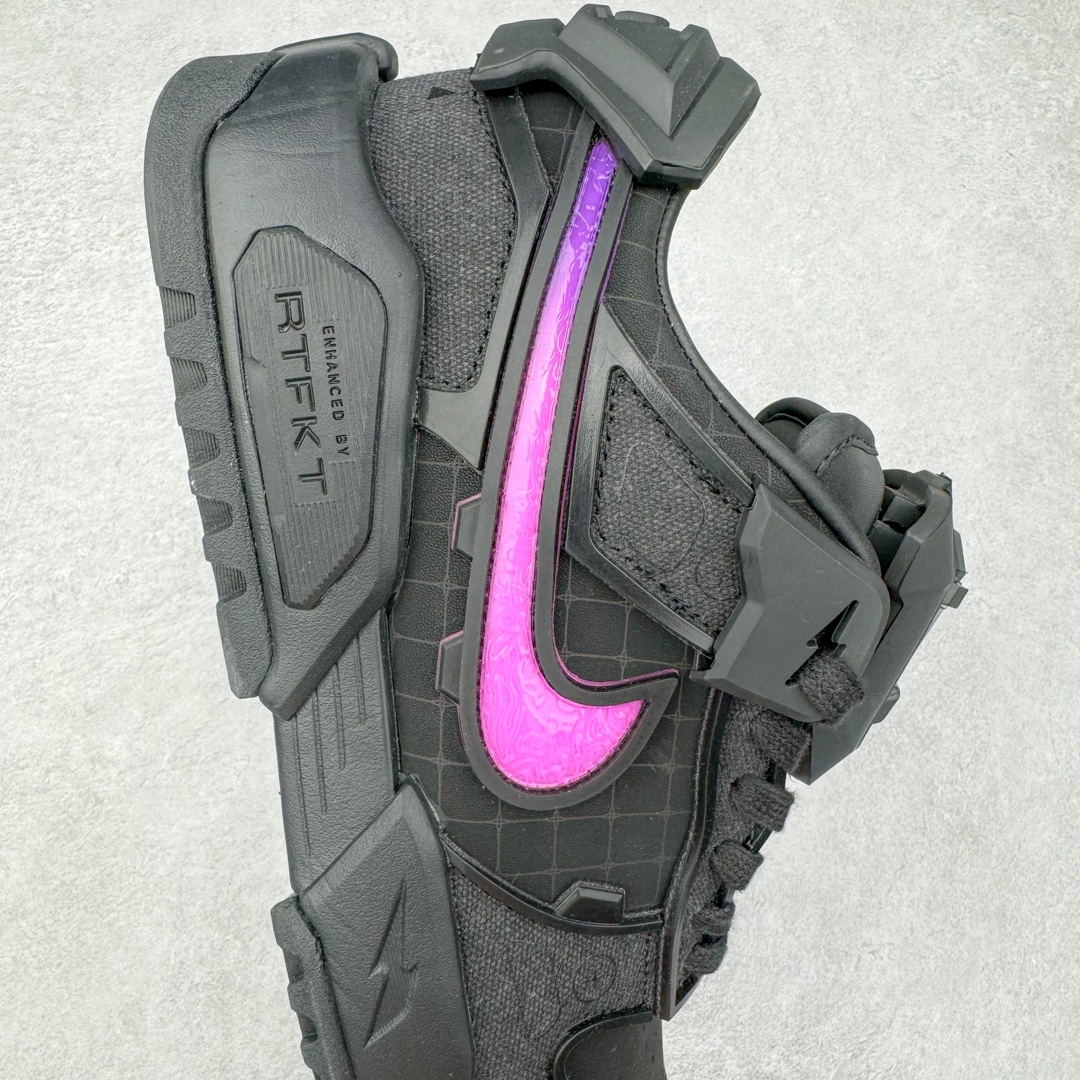 图片[11]-＃纯原 RTFKT Studios x NK Dunk Genesis Low 扣篮元宇宙系列经典低帮休闲运动滑板板鞋 HM4465-001 重金开发 百万磨具加持 原盒原配金属配件 侧拉抽屉盒 虚拟数字时尚单位 RTFKT Studios 在 2021 年被 Nike 收购后，人气可谓迅速攀升，现在堪称元宇宙领域的顶流。并且与包括村上隆在内的多个艺术家联名，推出了超多联名配色，就连 Nike 创始人菲尔·奈特都亲自尝试体验。近期，RTFKT Studios 与 Nike 再次推出了全新配色鞋款，并且将在潮流集会 ComplexCon 上独家登场。第一双以浅灰色为主调，依旧保留了 RTFKT 经典的科幻属性，虽然配色简单，但却依然吸睛。当然，按照官方拆解来看，鞋舌上的鞋带扣可以进行拆卸，使鞋款更为简约。值得一提的是，中底还搭载着 Air Zoom 气垫，提供优秀的脚感表现。另一双则以黑色、紫色组成，对比上一双而言会更加酷炫，同时也更具未来感。鞋面从细节图上看，貌似是使用了类似 PVC 质感的皮革面料，质感表现不必担心。尺码：40 40.5 41 42 42.5 43 44 44.5 45-选品中心