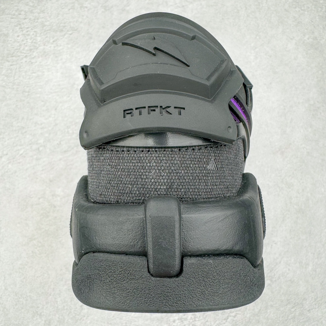 图片[13]-＃纯原 RTFKT Studios x NK Dunk Genesis Low 扣篮元宇宙系列经典低帮休闲运动滑板板鞋 HM4465-001 重金开发 百万磨具加持 原盒原配金属配件 侧拉抽屉盒 虚拟数字时尚单位 RTFKT Studios 在 2021 年被 Nike 收购后，人气可谓迅速攀升，现在堪称元宇宙领域的顶流。并且与包括村上隆在内的多个艺术家联名，推出了超多联名配色，就连 Nike 创始人菲尔·奈特都亲自尝试体验。近期，RTFKT Studios 与 Nike 再次推出了全新配色鞋款，并且将在潮流集会 ComplexCon 上独家登场。第一双以浅灰色为主调，依旧保留了 RTFKT 经典的科幻属性，虽然配色简单，但却依然吸睛。当然，按照官方拆解来看，鞋舌上的鞋带扣可以进行拆卸，使鞋款更为简约。值得一提的是，中底还搭载着 Air Zoom 气垫，提供优秀的脚感表现。另一双则以黑色、紫色组成，对比上一双而言会更加酷炫，同时也更具未来感。鞋面从细节图上看，貌似是使用了类似 PVC 质感的皮革面料，质感表现不必担心。尺码：40 40.5 41 42 42.5 43 44 44.5 45-选品中心