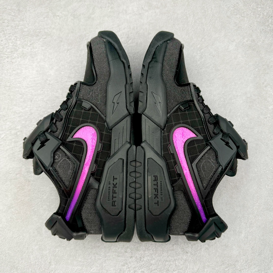 图片[4]-＃纯原 RTFKT Studios x NK Dunk Genesis Low 扣篮元宇宙系列经典低帮休闲运动滑板板鞋 HM4465-001 重金开发 百万磨具加持 原盒原配金属配件 侧拉抽屉盒 虚拟数字时尚单位 RTFKT Studios 在 2021 年被 Nike 收购后，人气可谓迅速攀升，现在堪称元宇宙领域的顶流。并且与包括村上隆在内的多个艺术家联名，推出了超多联名配色，就连 Nike 创始人菲尔·奈特都亲自尝试体验。近期，RTFKT Studios 与 Nike 再次推出了全新配色鞋款，并且将在潮流集会 ComplexCon 上独家登场。第一双以浅灰色为主调，依旧保留了 RTFKT 经典的科幻属性，虽然配色简单，但却依然吸睛。当然，按照官方拆解来看，鞋舌上的鞋带扣可以进行拆卸，使鞋款更为简约。值得一提的是，中底还搭载着 Air Zoom 气垫，提供优秀的脚感表现。另一双则以黑色、紫色组成，对比上一双而言会更加酷炫，同时也更具未来感。鞋面从细节图上看，貌似是使用了类似 PVC 质感的皮革面料，质感表现不必担心。尺码：40 40.5 41 42 42.5 43 44 44.5 45-选品中心