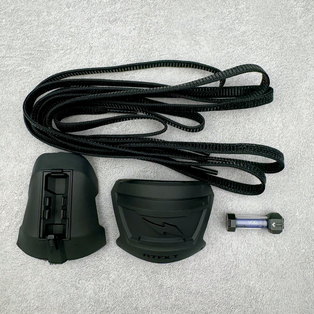 图片[27]-＃纯原 RTFKT Studios x NK Dunk Genesis Low 扣篮元宇宙系列经典低帮休闲运动滑板板鞋 HM4465-001 重金开发 百万磨具加持 原盒原配金属配件 侧拉抽屉盒 虚拟数字时尚单位 RTFKT Studios 在 2021 年被 Nike 收购后，人气可谓迅速攀升，现在堪称元宇宙领域的顶流。并且与包括村上隆在内的多个艺术家联名，推出了超多联名配色，就连 Nike 创始人菲尔·奈特都亲自尝试体验。近期，RTFKT Studios 与 Nike 再次推出了全新配色鞋款，并且将在潮流集会 ComplexCon 上独家登场。第一双以浅灰色为主调，依旧保留了 RTFKT 经典的科幻属性，虽然配色简单，但却依然吸睛。当然，按照官方拆解来看，鞋舌上的鞋带扣可以进行拆卸，使鞋款更为简约。值得一提的是，中底还搭载着 Air Zoom 气垫，提供优秀的脚感表现。另一双则以黑色、紫色组成，对比上一双而言会更加酷炫，同时也更具未来感。鞋面从细节图上看，貌似是使用了类似 PVC 质感的皮革面料，质感表现不必担心。尺码：40 40.5 41 42 42.5 43 44 44.5 45-选品中心