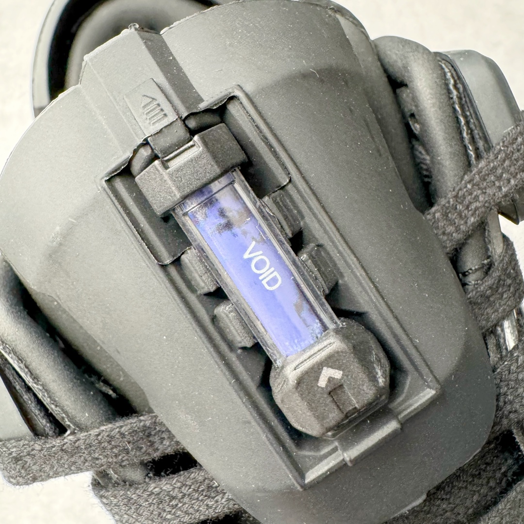 图片[20]-＃纯原 RTFKT Studios x NK Dunk Genesis Low 扣篮元宇宙系列经典低帮休闲运动滑板板鞋 HM4465-001 重金开发 百万磨具加持 原盒原配金属配件 侧拉抽屉盒 虚拟数字时尚单位 RTFKT Studios 在 2021 年被 Nike 收购后，人气可谓迅速攀升，现在堪称元宇宙领域的顶流。并且与包括村上隆在内的多个艺术家联名，推出了超多联名配色，就连 Nike 创始人菲尔·奈特都亲自尝试体验。近期，RTFKT Studios 与 Nike 再次推出了全新配色鞋款，并且将在潮流集会 ComplexCon 上独家登场。第一双以浅灰色为主调，依旧保留了 RTFKT 经典的科幻属性，虽然配色简单，但却依然吸睛。当然，按照官方拆解来看，鞋舌上的鞋带扣可以进行拆卸，使鞋款更为简约。值得一提的是，中底还搭载着 Air Zoom 气垫，提供优秀的脚感表现。另一双则以黑色、紫色组成，对比上一双而言会更加酷炫，同时也更具未来感。鞋面从细节图上看，貌似是使用了类似 PVC 质感的皮革面料，质感表现不必担心。尺码：40 40.5 41 42 42.5 43 44 44.5 45-选品中心