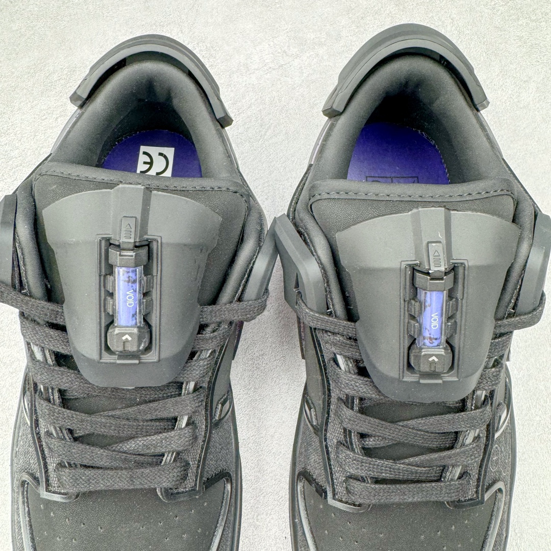 图片[8]-＃纯原 RTFKT Studios x NK Dunk Genesis Low 扣篮元宇宙系列经典低帮休闲运动滑板板鞋 HM4465-001 重金开发 百万磨具加持 原盒原配金属配件 侧拉抽屉盒 虚拟数字时尚单位 RTFKT Studios 在 2021 年被 Nike 收购后，人气可谓迅速攀升，现在堪称元宇宙领域的顶流。并且与包括村上隆在内的多个艺术家联名，推出了超多联名配色，就连 Nike 创始人菲尔·奈特都亲自尝试体验。近期，RTFKT Studios 与 Nike 再次推出了全新配色鞋款，并且将在潮流集会 ComplexCon 上独家登场。第一双以浅灰色为主调，依旧保留了 RTFKT 经典的科幻属性，虽然配色简单，但却依然吸睛。当然，按照官方拆解来看，鞋舌上的鞋带扣可以进行拆卸，使鞋款更为简约。值得一提的是，中底还搭载着 Air Zoom 气垫，提供优秀的脚感表现。另一双则以黑色、紫色组成，对比上一双而言会更加酷炫，同时也更具未来感。鞋面从细节图上看，貌似是使用了类似 PVC 质感的皮革面料，质感表现不必担心。尺码：40 40.5 41 42 42.5 43 44 44.5 45-选品中心