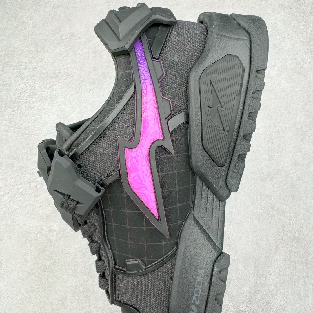 图片[12]-＃纯原 RTFKT Studios x NK Dunk Genesis Low 扣篮元宇宙系列经典低帮休闲运动滑板板鞋 HM4465-001 重金开发 百万磨具加持 原盒原配金属配件 侧拉抽屉盒 虚拟数字时尚单位 RTFKT Studios 在 2021 年被 Nike 收购后，人气可谓迅速攀升，现在堪称元宇宙领域的顶流。并且与包括村上隆在内的多个艺术家联名，推出了超多联名配色，就连 Nike 创始人菲尔·奈特都亲自尝试体验。近期，RTFKT Studios 与 Nike 再次推出了全新配色鞋款，并且将在潮流集会 ComplexCon 上独家登场。第一双以浅灰色为主调，依旧保留了 RTFKT 经典的科幻属性，虽然配色简单，但却依然吸睛。当然，按照官方拆解来看，鞋舌上的鞋带扣可以进行拆卸，使鞋款更为简约。值得一提的是，中底还搭载着 Air Zoom 气垫，提供优秀的脚感表现。另一双则以黑色、紫色组成，对比上一双而言会更加酷炫，同时也更具未来感。鞋面从细节图上看，貌似是使用了类似 PVC 质感的皮革面料，质感表现不必担心。尺码：40 40.5 41 42 42.5 43 44 44.5 45-选品中心