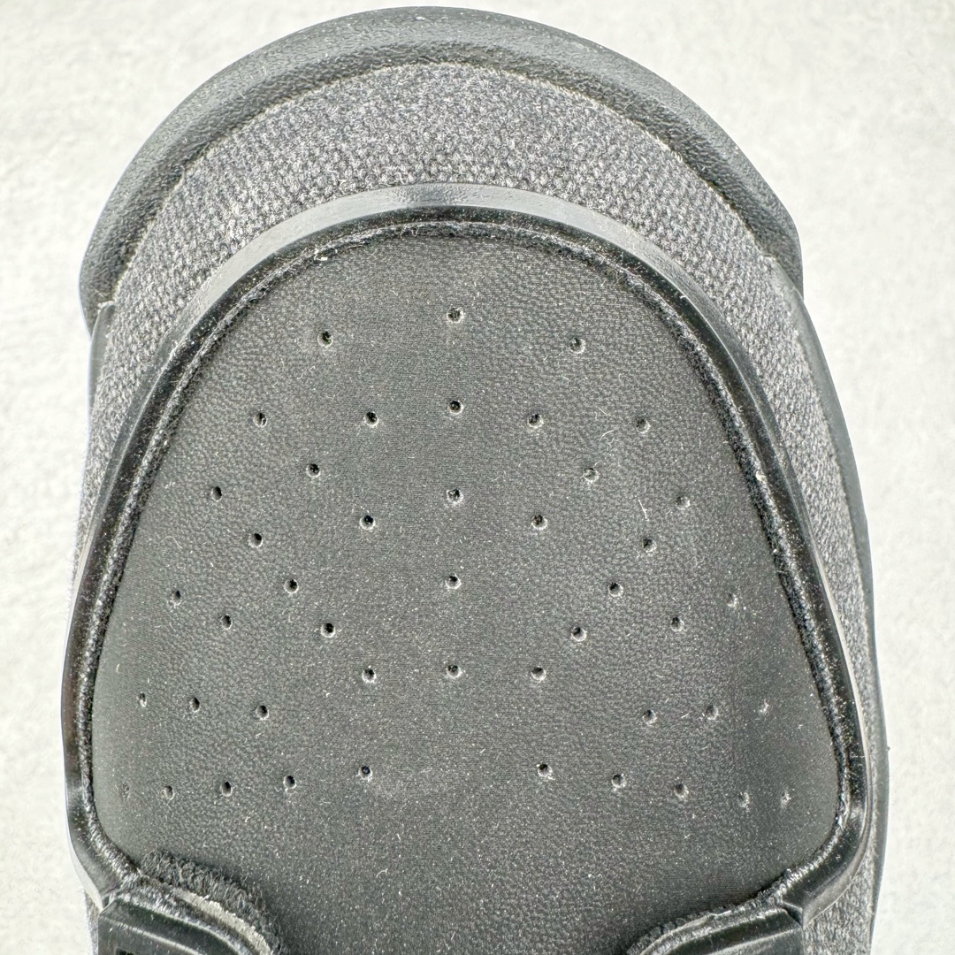 图片[21]-＃纯原 RTFKT Studios x NK Dunk Genesis Low 扣篮元宇宙系列经典低帮休闲运动滑板板鞋 HM4465-001 重金开发 百万磨具加持 原盒原配金属配件 侧拉抽屉盒 虚拟数字时尚单位 RTFKT Studios 在 2021 年被 Nike 收购后，人气可谓迅速攀升，现在堪称元宇宙领域的顶流。并且与包括村上隆在内的多个艺术家联名，推出了超多联名配色，就连 Nike 创始人菲尔·奈特都亲自尝试体验。近期，RTFKT Studios 与 Nike 再次推出了全新配色鞋款，并且将在潮流集会 ComplexCon 上独家登场。第一双以浅灰色为主调，依旧保留了 RTFKT 经典的科幻属性，虽然配色简单，但却依然吸睛。当然，按照官方拆解来看，鞋舌上的鞋带扣可以进行拆卸，使鞋款更为简约。值得一提的是，中底还搭载着 Air Zoom 气垫，提供优秀的脚感表现。另一双则以黑色、紫色组成，对比上一双而言会更加酷炫，同时也更具未来感。鞋面从细节图上看，貌似是使用了类似 PVC 质感的皮革面料，质感表现不必担心。尺码：40 40.5 41 42 42.5 43 44 44.5 45-选品中心