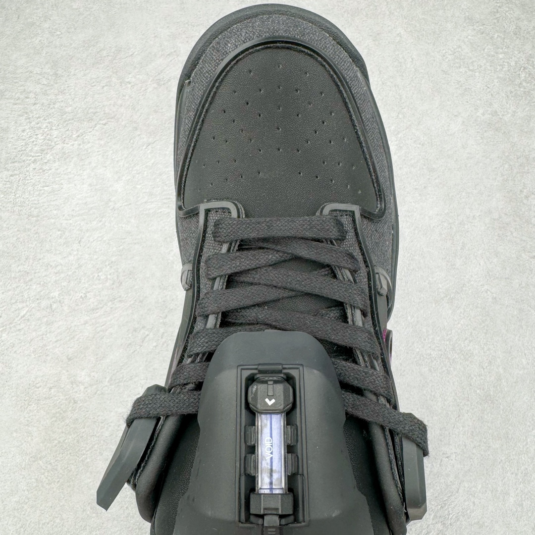 图片[9]-＃纯原 RTFKT Studios x NK Dunk Genesis Low 扣篮元宇宙系列经典低帮休闲运动滑板板鞋 HM4465-001 重金开发 百万磨具加持 原盒原配金属配件 侧拉抽屉盒 虚拟数字时尚单位 RTFKT Studios 在 2021 年被 Nike 收购后，人气可谓迅速攀升，现在堪称元宇宙领域的顶流。并且与包括村上隆在内的多个艺术家联名，推出了超多联名配色，就连 Nike 创始人菲尔·奈特都亲自尝试体验。近期，RTFKT Studios 与 Nike 再次推出了全新配色鞋款，并且将在潮流集会 ComplexCon 上独家登场。第一双以浅灰色为主调，依旧保留了 RTFKT 经典的科幻属性，虽然配色简单，但却依然吸睛。当然，按照官方拆解来看，鞋舌上的鞋带扣可以进行拆卸，使鞋款更为简约。值得一提的是，中底还搭载着 Air Zoom 气垫，提供优秀的脚感表现。另一双则以黑色、紫色组成，对比上一双而言会更加酷炫，同时也更具未来感。鞋面从细节图上看，貌似是使用了类似 PVC 质感的皮革面料，质感表现不必担心。尺码：40 40.5 41 42 42.5 43 44 44.5 45-选品中心