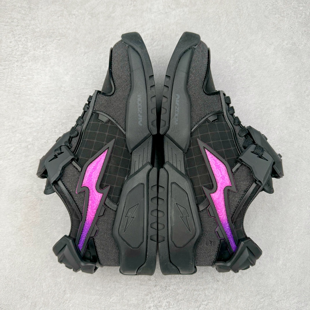 图片[5]-＃纯原 RTFKT Studios x NK Dunk Genesis Low 扣篮元宇宙系列经典低帮休闲运动滑板板鞋 HM4465-001 重金开发 百万磨具加持 原盒原配金属配件 侧拉抽屉盒 虚拟数字时尚单位 RTFKT Studios 在 2021 年被 Nike 收购后，人气可谓迅速攀升，现在堪称元宇宙领域的顶流。并且与包括村上隆在内的多个艺术家联名，推出了超多联名配色，就连 Nike 创始人菲尔·奈特都亲自尝试体验。近期，RTFKT Studios 与 Nike 再次推出了全新配色鞋款，并且将在潮流集会 ComplexCon 上独家登场。第一双以浅灰色为主调，依旧保留了 RTFKT 经典的科幻属性，虽然配色简单，但却依然吸睛。当然，按照官方拆解来看，鞋舌上的鞋带扣可以进行拆卸，使鞋款更为简约。值得一提的是，中底还搭载着 Air Zoom 气垫，提供优秀的脚感表现。另一双则以黑色、紫色组成，对比上一双而言会更加酷炫，同时也更具未来感。鞋面从细节图上看，貌似是使用了类似 PVC 质感的皮革面料，质感表现不必担心。尺码：40 40.5 41 42 42.5 43 44 44.5 45-选品中心