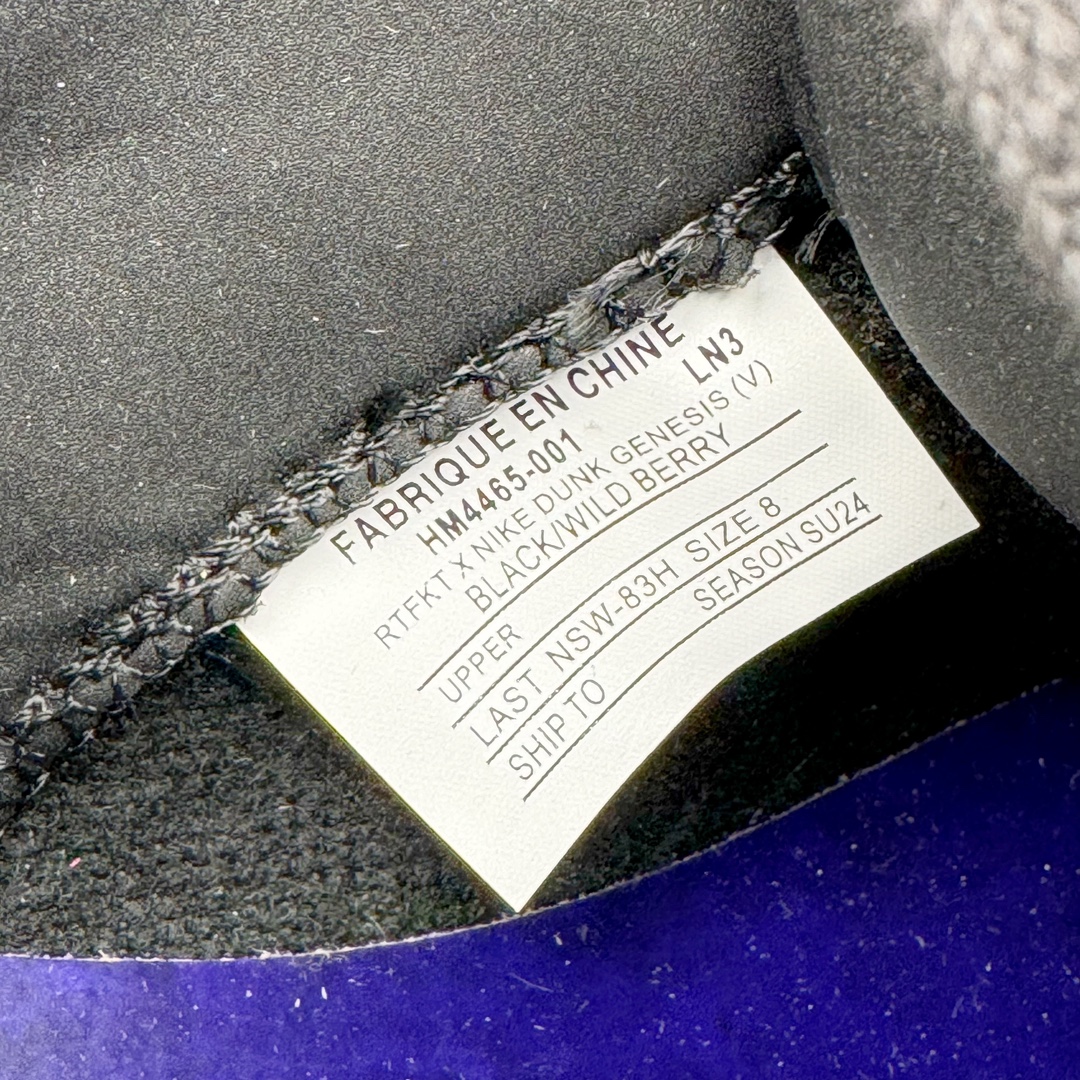 图片[18]-＃纯原 RTFKT Studios x NK Dunk Genesis Low 扣篮元宇宙系列经典低帮休闲运动滑板板鞋 HM4465-001 重金开发 百万磨具加持 原盒原配金属配件 侧拉抽屉盒 虚拟数字时尚单位 RTFKT Studios 在 2021 年被 Nike 收购后，人气可谓迅速攀升，现在堪称元宇宙领域的顶流。并且与包括村上隆在内的多个艺术家联名，推出了超多联名配色，就连 Nike 创始人菲尔·奈特都亲自尝试体验。近期，RTFKT Studios 与 Nike 再次推出了全新配色鞋款，并且将在潮流集会 ComplexCon 上独家登场。第一双以浅灰色为主调，依旧保留了 RTFKT 经典的科幻属性，虽然配色简单，但却依然吸睛。当然，按照官方拆解来看，鞋舌上的鞋带扣可以进行拆卸，使鞋款更为简约。值得一提的是，中底还搭载着 Air Zoom 气垫，提供优秀的脚感表现。另一双则以黑色、紫色组成，对比上一双而言会更加酷炫，同时也更具未来感。鞋面从细节图上看，貌似是使用了类似 PVC 质感的皮革面料，质感表现不必担心。尺码：40 40.5 41 42 42.5 43 44 44.5 45-选品中心