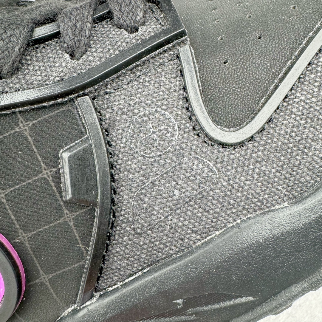 图片[22]-＃纯原 RTFKT Studios x NK Dunk Genesis Low 扣篮元宇宙系列经典低帮休闲运动滑板板鞋 HM4465-001 重金开发 百万磨具加持 原盒原配金属配件 侧拉抽屉盒 虚拟数字时尚单位 RTFKT Studios 在 2021 年被 Nike 收购后，人气可谓迅速攀升，现在堪称元宇宙领域的顶流。并且与包括村上隆在内的多个艺术家联名，推出了超多联名配色，就连 Nike 创始人菲尔·奈特都亲自尝试体验。近期，RTFKT Studios 与 Nike 再次推出了全新配色鞋款，并且将在潮流集会 ComplexCon 上独家登场。第一双以浅灰色为主调，依旧保留了 RTFKT 经典的科幻属性，虽然配色简单，但却依然吸睛。当然，按照官方拆解来看，鞋舌上的鞋带扣可以进行拆卸，使鞋款更为简约。值得一提的是，中底还搭载着 Air Zoom 气垫，提供优秀的脚感表现。另一双则以黑色、紫色组成，对比上一双而言会更加酷炫，同时也更具未来感。鞋面从细节图上看，貌似是使用了类似 PVC 质感的皮革面料，质感表现不必担心。尺码：40 40.5 41 42 42.5 43 44 44.5 45-选品中心