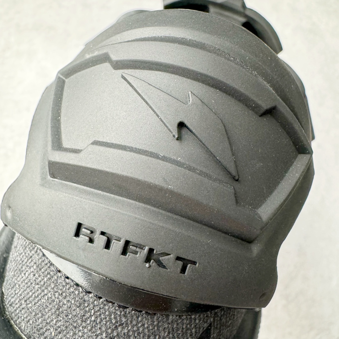 图片[19]-＃纯原 RTFKT Studios x NK Dunk Genesis Low 扣篮元宇宙系列经典低帮休闲运动滑板板鞋 HM4465-001 重金开发 百万磨具加持 原盒原配金属配件 侧拉抽屉盒 虚拟数字时尚单位 RTFKT Studios 在 2021 年被 Nike 收购后，人气可谓迅速攀升，现在堪称元宇宙领域的顶流。并且与包括村上隆在内的多个艺术家联名，推出了超多联名配色，就连 Nike 创始人菲尔·奈特都亲自尝试体验。近期，RTFKT Studios 与 Nike 再次推出了全新配色鞋款，并且将在潮流集会 ComplexCon 上独家登场。第一双以浅灰色为主调，依旧保留了 RTFKT 经典的科幻属性，虽然配色简单，但却依然吸睛。当然，按照官方拆解来看，鞋舌上的鞋带扣可以进行拆卸，使鞋款更为简约。值得一提的是，中底还搭载着 Air Zoom 气垫，提供优秀的脚感表现。另一双则以黑色、紫色组成，对比上一双而言会更加酷炫，同时也更具未来感。鞋面从细节图上看，貌似是使用了类似 PVC 质感的皮革面料，质感表现不必担心。尺码：40 40.5 41 42 42.5 43 44 44.5 45-选品中心