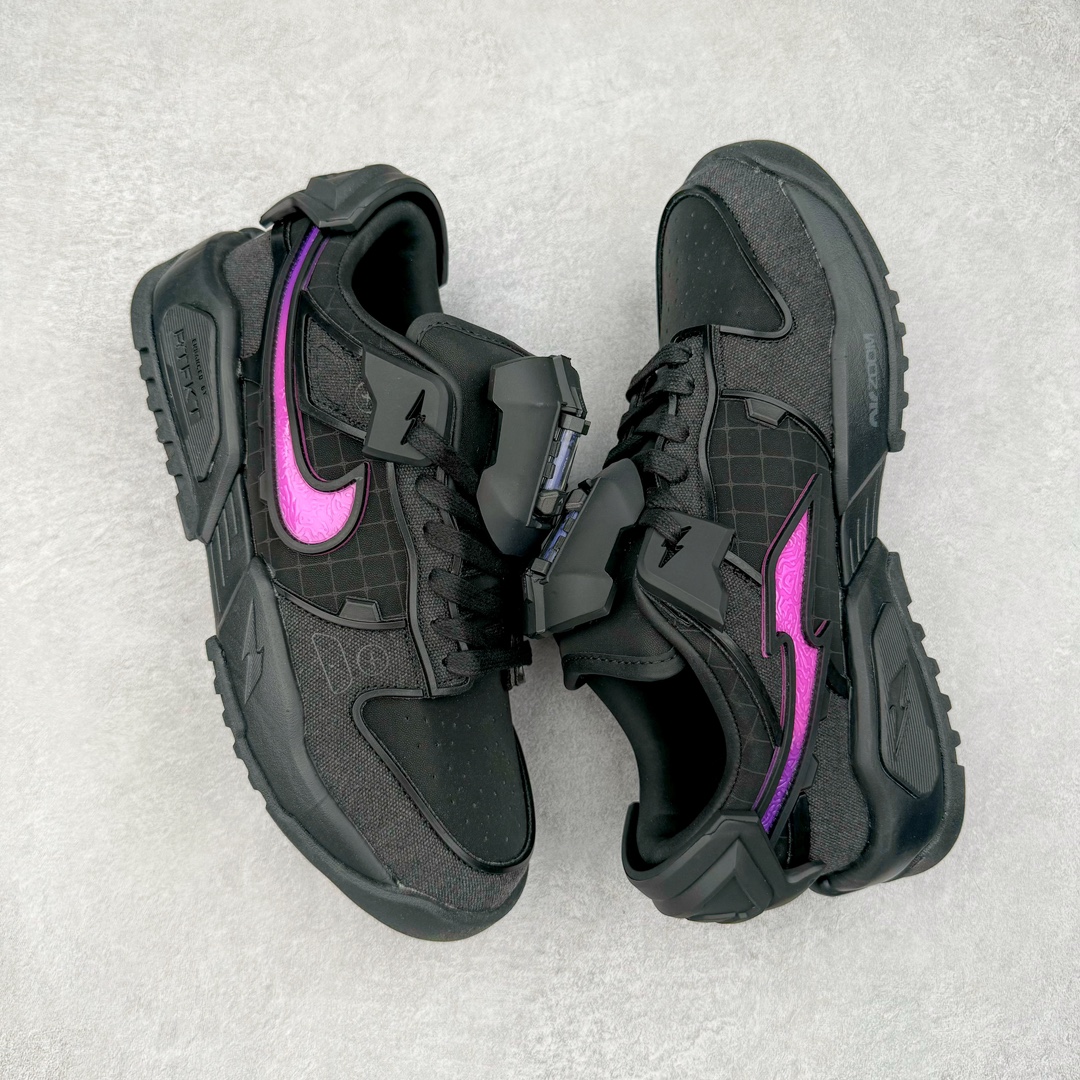 图片[3]-＃纯原 RTFKT Studios x NK Dunk Genesis Low 扣篮元宇宙系列经典低帮休闲运动滑板板鞋 HM4465-001 重金开发 百万磨具加持 原盒原配金属配件 侧拉抽屉盒 虚拟数字时尚单位 RTFKT Studios 在 2021 年被 Nike 收购后，人气可谓迅速攀升，现在堪称元宇宙领域的顶流。并且与包括村上隆在内的多个艺术家联名，推出了超多联名配色，就连 Nike 创始人菲尔·奈特都亲自尝试体验。近期，RTFKT Studios 与 Nike 再次推出了全新配色鞋款，并且将在潮流集会 ComplexCon 上独家登场。第一双以浅灰色为主调，依旧保留了 RTFKT 经典的科幻属性，虽然配色简单，但却依然吸睛。当然，按照官方拆解来看，鞋舌上的鞋带扣可以进行拆卸，使鞋款更为简约。值得一提的是，中底还搭载着 Air Zoom 气垫，提供优秀的脚感表现。另一双则以黑色、紫色组成，对比上一双而言会更加酷炫，同时也更具未来感。鞋面从细节图上看，貌似是使用了类似 PVC 质感的皮革面料，质感表现不必担心。尺码：40 40.5 41 42 42.5 43 44 44.5 45-选品中心