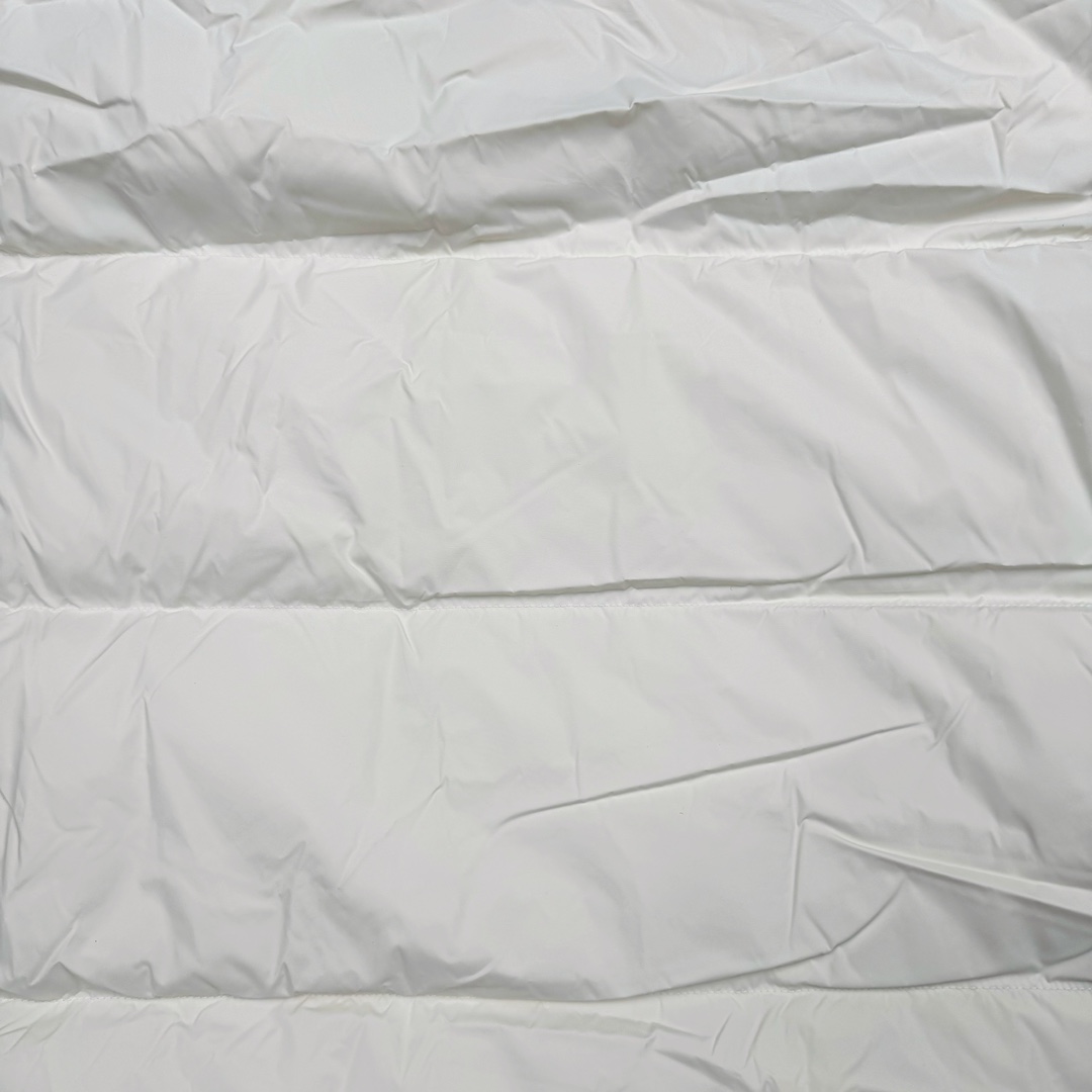 图片[12]-THE NORTH FACE GO FREE 北面纯色印花Logo拉链长款连帽大衣羽绒服 申敏儿同款 非常高端的旗舰系列 生命不息 探索不止 冬天除了被窝其他地方都是远方 让你隔绝寒冷的最强单品 挑战极地风寒 ✨加长版型 裁剪非常花心思 情侣搭配起来感觉可以炸掉一条街 经典简约风 工装大口袋设计 全部都是立体口袋哦 休闲连帽设计 ✨高端户外防风防水面料 高强度防风防水 十级水压 不管是什么样的恶劣天气随便造 大身采用高密度GORE材质 镀膜来的哦 科技EPTFE涂层镀膜 相信我 不管是手感 还是穿着的舒适感这种面料必须是顶级的 非常的细腻 顺滑挺括 而且 舒适感还非常的好 ✨此款羽绒服极地御寒 胸前北面小Logo经典款式 手臂logo 设计 袖口魔术贴设计 让衣服增加亮点 北面Logo 让人一眼就看出衣服的与众不同 背后还有同款刺绣Logo 标志性强烈 做工 细节 咱们不多说了 这款羽绒服 完全可以说是今年最棒的一款之一 目前来说 我相信 我再也不会有这样心动的感觉了 尺码：XS S M L XL XXL-选品中心