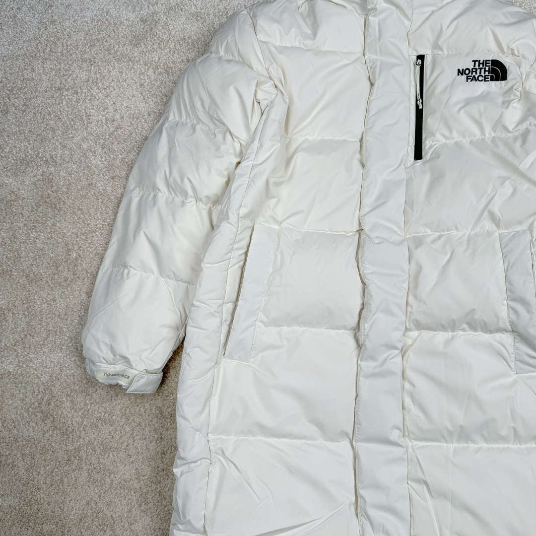 图片[7]-THE NORTH FACE GO FREE 北面纯色印花Logo拉链长款连帽大衣羽绒服 申敏儿同款 非常高端的旗舰系列 生命不息 探索不止 冬天除了被窝其他地方都是远方 让你隔绝寒冷的最强单品 挑战极地风寒 ✨加长版型 裁剪非常花心思 情侣搭配起来感觉可以炸掉一条街 经典简约风 工装大口袋设计 全部都是立体口袋哦 休闲连帽设计 ✨高端户外防风防水面料 高强度防风防水 十级水压 不管是什么样的恶劣天气随便造 大身采用高密度GORE材质 镀膜来的哦 科技EPTFE涂层镀膜 相信我 不管是手感 还是穿着的舒适感这种面料必须是顶级的 非常的细腻 顺滑挺括 而且 舒适感还非常的好 ✨此款羽绒服极地御寒 胸前北面小Logo经典款式 手臂logo 设计 袖口魔术贴设计 让衣服增加亮点 北面Logo 让人一眼就看出衣服的与众不同 背后还有同款刺绣Logo 标志性强烈 做工 细节 咱们不多说了 这款羽绒服 完全可以说是今年最棒的一款之一 目前来说 我相信 我再也不会有这样心动的感觉了 尺码：XS S M L XL XXL-选品中心