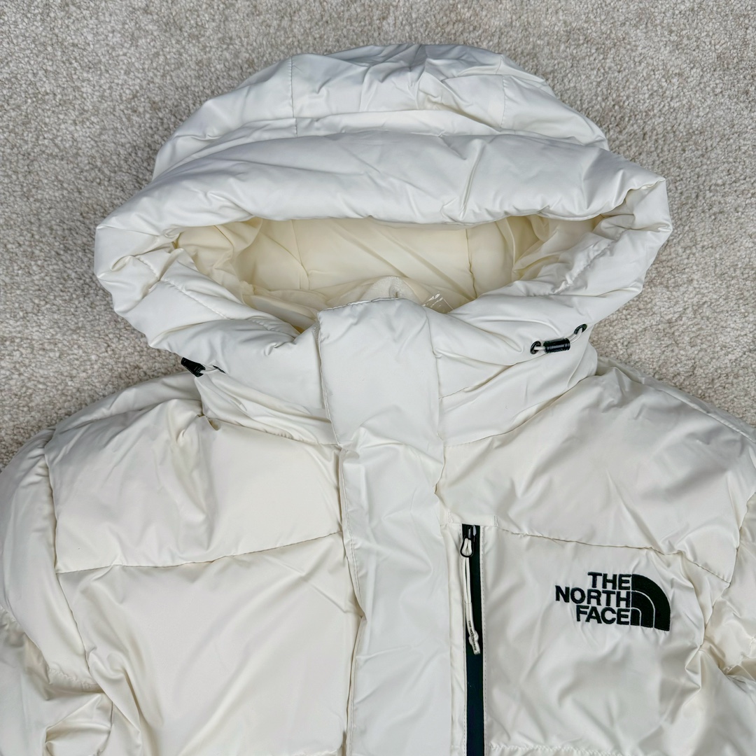 图片[4]-THE NORTH FACE GO FREE 北面纯色印花Logo拉链长款连帽大衣羽绒服 申敏儿同款 非常高端的旗舰系列 生命不息 探索不止 冬天除了被窝其他地方都是远方 让你隔绝寒冷的最强单品 挑战极地风寒 ✨加长版型 裁剪非常花心思 情侣搭配起来感觉可以炸掉一条街 经典简约风 工装大口袋设计 全部都是立体口袋哦 休闲连帽设计 ✨高端户外防风防水面料 高强度防风防水 十级水压 不管是什么样的恶劣天气随便造 大身采用高密度GORE材质 镀膜来的哦 科技EPTFE涂层镀膜 相信我 不管是手感 还是穿着的舒适感这种面料必须是顶级的 非常的细腻 顺滑挺括 而且 舒适感还非常的好 ✨此款羽绒服极地御寒 胸前北面小Logo经典款式 手臂logo 设计 袖口魔术贴设计 让衣服增加亮点 北面Logo 让人一眼就看出衣服的与众不同 背后还有同款刺绣Logo 标志性强烈 做工 细节 咱们不多说了 这款羽绒服 完全可以说是今年最棒的一款之一 目前来说 我相信 我再也不会有这样心动的感觉了 尺码：XS S M L XL XXL-选品中心