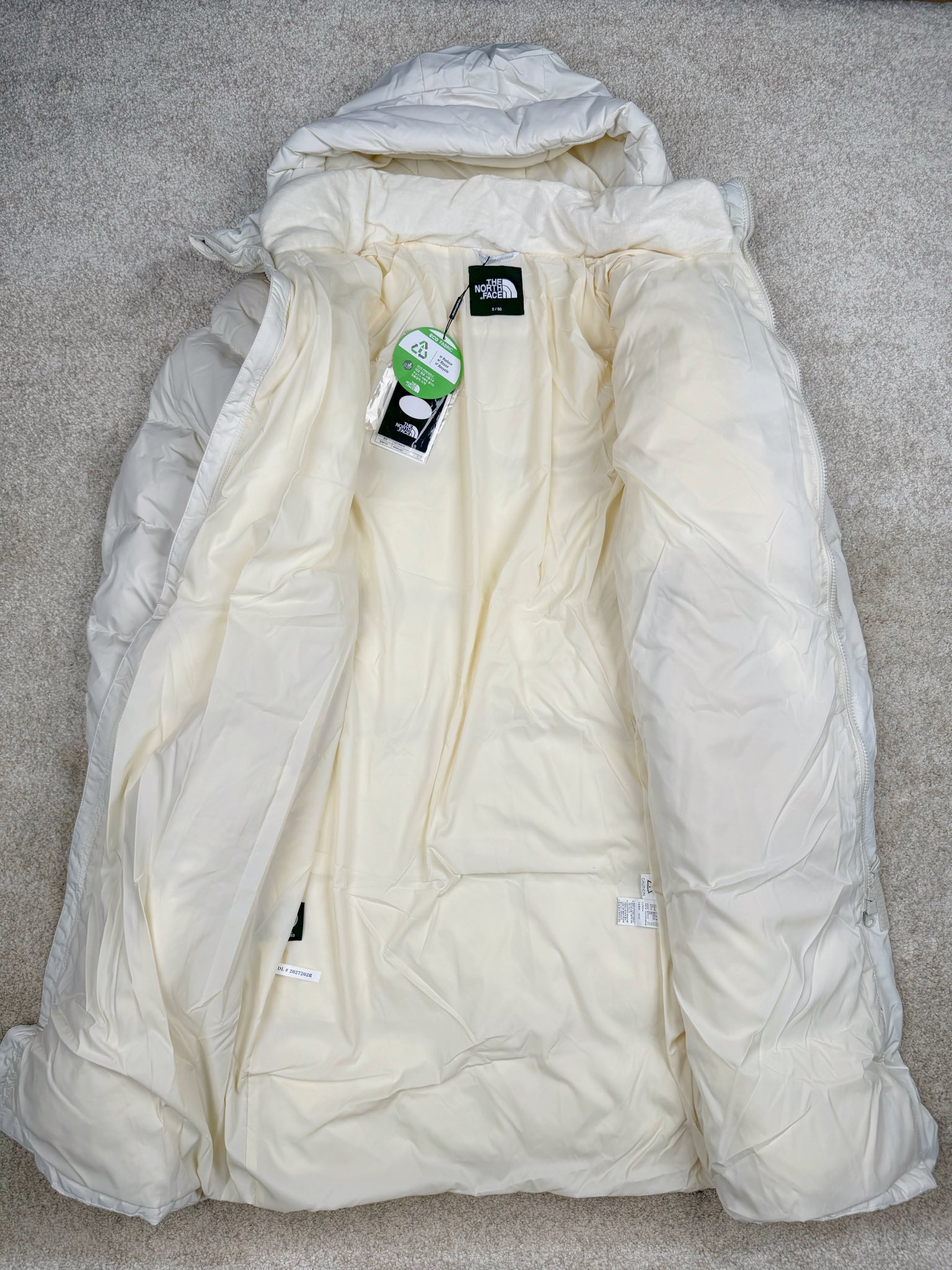 图片[3]-THE NORTH FACE GO FREE 北面纯色印花Logo拉链长款连帽大衣羽绒服 申敏儿同款 非常高端的旗舰系列 生命不息 探索不止 冬天除了被窝其他地方都是远方 让你隔绝寒冷的最强单品 挑战极地风寒 ✨加长版型 裁剪非常花心思 情侣搭配起来感觉可以炸掉一条街 经典简约风 工装大口袋设计 全部都是立体口袋哦 休闲连帽设计 ✨高端户外防风防水面料 高强度防风防水 十级水压 不管是什么样的恶劣天气随便造 大身采用高密度GORE材质 镀膜来的哦 科技EPTFE涂层镀膜 相信我 不管是手感 还是穿着的舒适感这种面料必须是顶级的 非常的细腻 顺滑挺括 而且 舒适感还非常的好 ✨此款羽绒服极地御寒 胸前北面小Logo经典款式 手臂logo 设计 袖口魔术贴设计 让衣服增加亮点 北面Logo 让人一眼就看出衣服的与众不同 背后还有同款刺绣Logo 标志性强烈 做工 细节 咱们不多说了 这款羽绒服 完全可以说是今年最棒的一款之一 目前来说 我相信 我再也不会有这样心动的感觉了 尺码：XS S M L XL XXL-选品中心