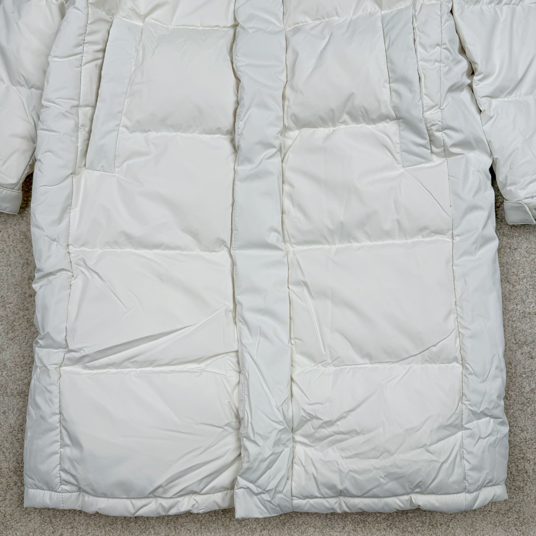 图片[6]-THE NORTH FACE GO FREE 北面纯色印花Logo拉链长款连帽大衣羽绒服 申敏儿同款 非常高端的旗舰系列 生命不息 探索不止 冬天除了被窝其他地方都是远方 让你隔绝寒冷的最强单品 挑战极地风寒 ✨加长版型 裁剪非常花心思 情侣搭配起来感觉可以炸掉一条街 经典简约风 工装大口袋设计 全部都是立体口袋哦 休闲连帽设计 ✨高端户外防风防水面料 高强度防风防水 十级水压 不管是什么样的恶劣天气随便造 大身采用高密度GORE材质 镀膜来的哦 科技EPTFE涂层镀膜 相信我 不管是手感 还是穿着的舒适感这种面料必须是顶级的 非常的细腻 顺滑挺括 而且 舒适感还非常的好 ✨此款羽绒服极地御寒 胸前北面小Logo经典款式 手臂logo 设计 袖口魔术贴设计 让衣服增加亮点 北面Logo 让人一眼就看出衣服的与众不同 背后还有同款刺绣Logo 标志性强烈 做工 细节 咱们不多说了 这款羽绒服 完全可以说是今年最棒的一款之一 目前来说 我相信 我再也不会有这样心动的感觉了 尺码：XS S M L XL XXL-选品中心