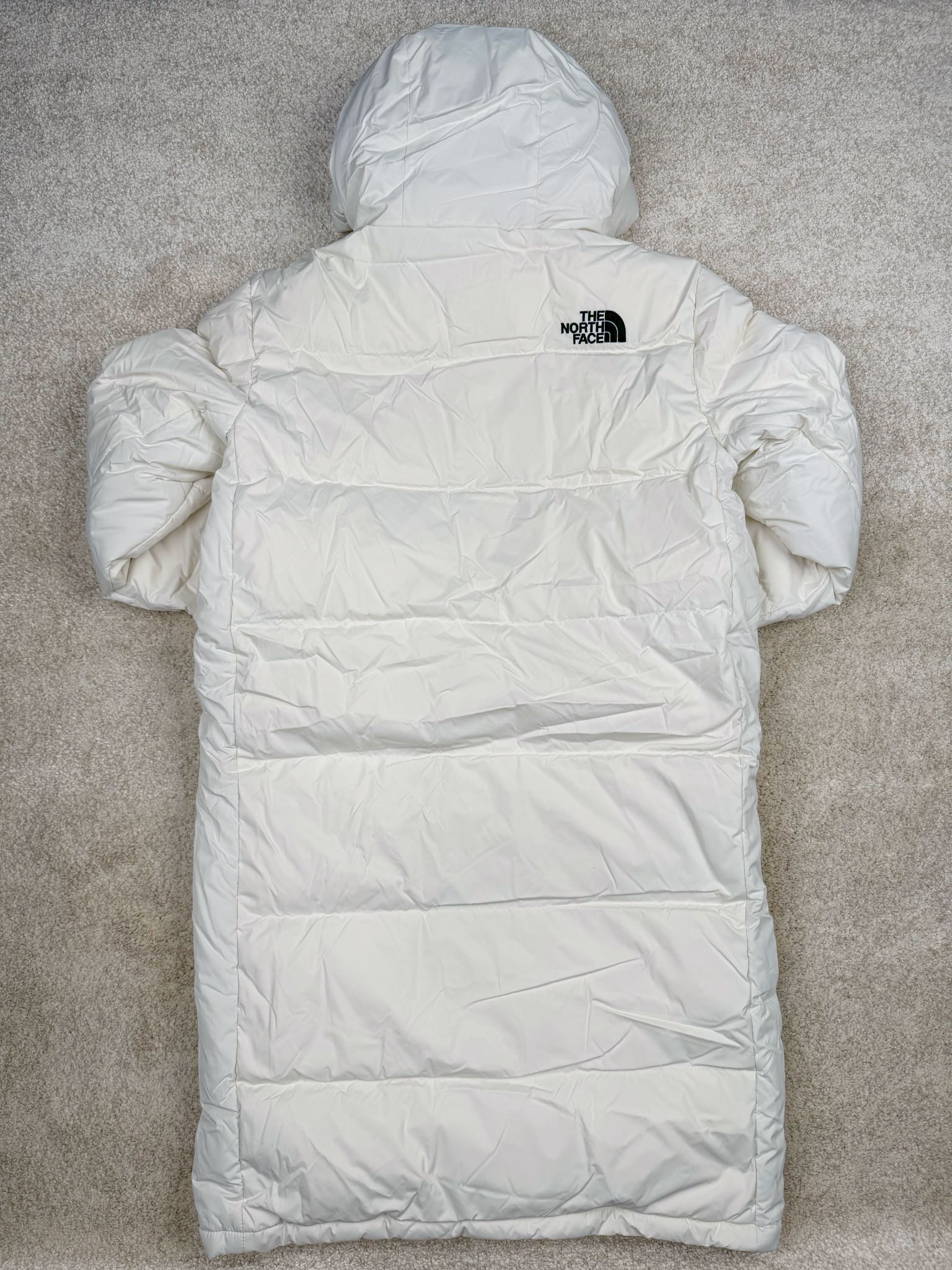 图片[2]-THE NORTH FACE GO FREE 北面纯色印花Logo拉链长款连帽大衣羽绒服 申敏儿同款 非常高端的旗舰系列 生命不息 探索不止 冬天除了被窝其他地方都是远方 让你隔绝寒冷的最强单品 挑战极地风寒 ✨加长版型 裁剪非常花心思 情侣搭配起来感觉可以炸掉一条街 经典简约风 工装大口袋设计 全部都是立体口袋哦 休闲连帽设计 ✨高端户外防风防水面料 高强度防风防水 十级水压 不管是什么样的恶劣天气随便造 大身采用高密度GORE材质 镀膜来的哦 科技EPTFE涂层镀膜 相信我 不管是手感 还是穿着的舒适感这种面料必须是顶级的 非常的细腻 顺滑挺括 而且 舒适感还非常的好 ✨此款羽绒服极地御寒 胸前北面小Logo经典款式 手臂logo 设计 袖口魔术贴设计 让衣服增加亮点 北面Logo 让人一眼就看出衣服的与众不同 背后还有同款刺绣Logo 标志性强烈 做工 细节 咱们不多说了 这款羽绒服 完全可以说是今年最棒的一款之一 目前来说 我相信 我再也不会有这样心动的感觉了 尺码：XS S M L XL XXL-选品中心