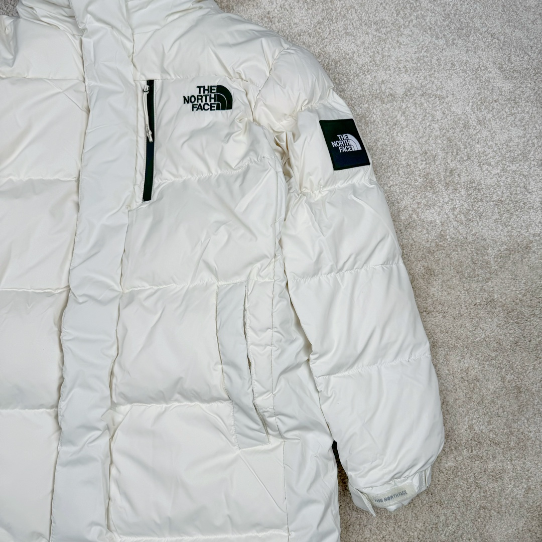 图片[8]-THE NORTH FACE GO FREE 北面纯色印花Logo拉链长款连帽大衣羽绒服 申敏儿同款 非常高端的旗舰系列 生命不息 探索不止 冬天除了被窝其他地方都是远方 让你隔绝寒冷的最强单品 挑战极地风寒 ✨加长版型 裁剪非常花心思 情侣搭配起来感觉可以炸掉一条街 经典简约风 工装大口袋设计 全部都是立体口袋哦 休闲连帽设计 ✨高端户外防风防水面料 高强度防风防水 十级水压 不管是什么样的恶劣天气随便造 大身采用高密度GORE材质 镀膜来的哦 科技EPTFE涂层镀膜 相信我 不管是手感 还是穿着的舒适感这种面料必须是顶级的 非常的细腻 顺滑挺括 而且 舒适感还非常的好 ✨此款羽绒服极地御寒 胸前北面小Logo经典款式 手臂logo 设计 袖口魔术贴设计 让衣服增加亮点 北面Logo 让人一眼就看出衣服的与众不同 背后还有同款刺绣Logo 标志性强烈 做工 细节 咱们不多说了 这款羽绒服 完全可以说是今年最棒的一款之一 目前来说 我相信 我再也不会有这样心动的感觉了 尺码：XS S M L XL XXL-选品中心