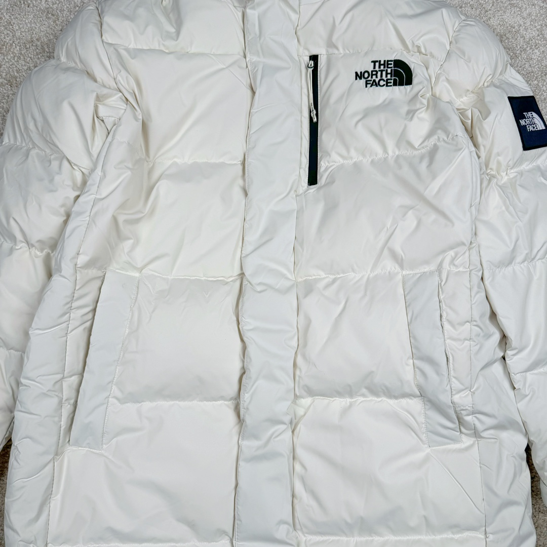 图片[5]-THE NORTH FACE GO FREE 北面纯色印花Logo拉链长款连帽大衣羽绒服 申敏儿同款 非常高端的旗舰系列 生命不息 探索不止 冬天除了被窝其他地方都是远方 让你隔绝寒冷的最强单品 挑战极地风寒 ✨加长版型 裁剪非常花心思 情侣搭配起来感觉可以炸掉一条街 经典简约风 工装大口袋设计 全部都是立体口袋哦 休闲连帽设计 ✨高端户外防风防水面料 高强度防风防水 十级水压 不管是什么样的恶劣天气随便造 大身采用高密度GORE材质 镀膜来的哦 科技EPTFE涂层镀膜 相信我 不管是手感 还是穿着的舒适感这种面料必须是顶级的 非常的细腻 顺滑挺括 而且 舒适感还非常的好 ✨此款羽绒服极地御寒 胸前北面小Logo经典款式 手臂logo 设计 袖口魔术贴设计 让衣服增加亮点 北面Logo 让人一眼就看出衣服的与众不同 背后还有同款刺绣Logo 标志性强烈 做工 细节 咱们不多说了 这款羽绒服 完全可以说是今年最棒的一款之一 目前来说 我相信 我再也不会有这样心动的感觉了 尺码：XS S M L XL XXL-选品中心