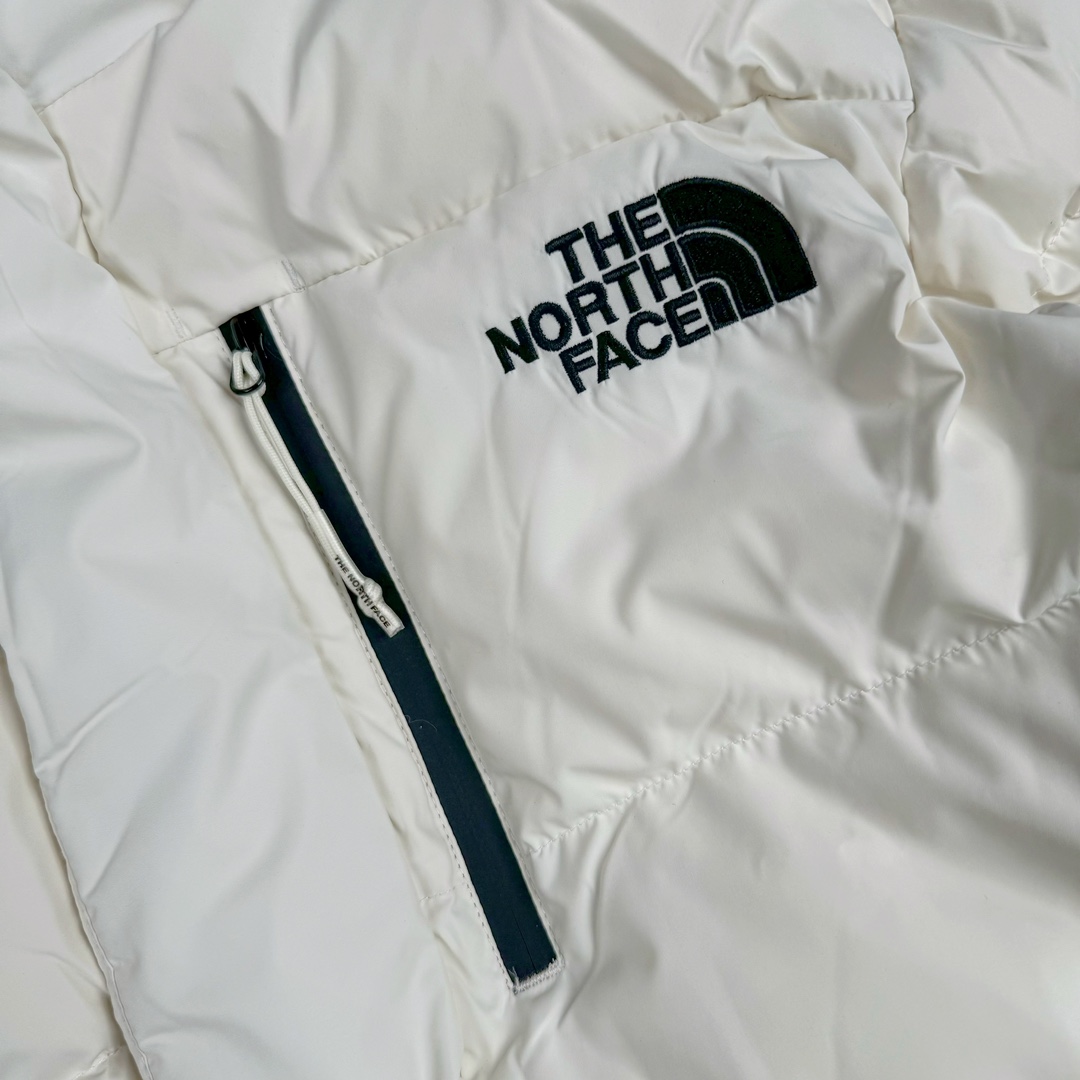 图片[10]-THE NORTH FACE GO FREE 北面纯色印花Logo拉链长款连帽大衣羽绒服 申敏儿同款 非常高端的旗舰系列 生命不息 探索不止 冬天除了被窝其他地方都是远方 让你隔绝寒冷的最强单品 挑战极地风寒 ✨加长版型 裁剪非常花心思 情侣搭配起来感觉可以炸掉一条街 经典简约风 工装大口袋设计 全部都是立体口袋哦 休闲连帽设计 ✨高端户外防风防水面料 高强度防风防水 十级水压 不管是什么样的恶劣天气随便造 大身采用高密度GORE材质 镀膜来的哦 科技EPTFE涂层镀膜 相信我 不管是手感 还是穿着的舒适感这种面料必须是顶级的 非常的细腻 顺滑挺括 而且 舒适感还非常的好 ✨此款羽绒服极地御寒 胸前北面小Logo经典款式 手臂logo 设计 袖口魔术贴设计 让衣服增加亮点 北面Logo 让人一眼就看出衣服的与众不同 背后还有同款刺绣Logo 标志性强烈 做工 细节 咱们不多说了 这款羽绒服 完全可以说是今年最棒的一款之一 目前来说 我相信 我再也不会有这样心动的感觉了 尺码：XS S M L XL XXL-选品中心