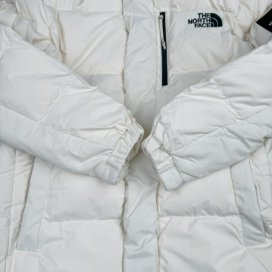 图片[9]-THE NORTH FACE GO FREE 北面纯色印花Logo拉链长款连帽大衣羽绒服 申敏儿同款 非常高端的旗舰系列 生命不息 探索不止 冬天除了被窝其他地方都是远方 让你隔绝寒冷的最强单品 挑战极地风寒 ✨加长版型 裁剪非常花心思 情侣搭配起来感觉可以炸掉一条街 经典简约风 工装大口袋设计 全部都是立体口袋哦 休闲连帽设计 ✨高端户外防风防水面料 高强度防风防水 十级水压 不管是什么样的恶劣天气随便造 大身采用高密度GORE材质 镀膜来的哦 科技EPTFE涂层镀膜 相信我 不管是手感 还是穿着的舒适感这种面料必须是顶级的 非常的细腻 顺滑挺括 而且 舒适感还非常的好 ✨此款羽绒服极地御寒 胸前北面小Logo经典款式 手臂logo 设计 袖口魔术贴设计 让衣服增加亮点 北面Logo 让人一眼就看出衣服的与众不同 背后还有同款刺绣Logo 标志性强烈 做工 细节 咱们不多说了 这款羽绒服 完全可以说是今年最棒的一款之一 目前来说 我相信 我再也不会有这样心动的感觉了 尺码：XS S M L XL XXL-选品中心