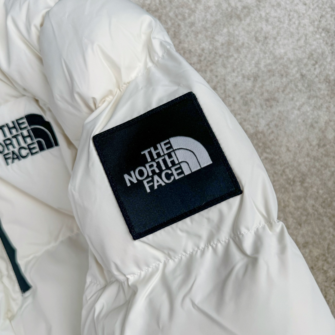 图片[11]-THE NORTH FACE GO FREE 北面纯色印花Logo拉链长款连帽大衣羽绒服 申敏儿同款 非常高端的旗舰系列 生命不息 探索不止 冬天除了被窝其他地方都是远方 让你隔绝寒冷的最强单品 挑战极地风寒 ✨加长版型 裁剪非常花心思 情侣搭配起来感觉可以炸掉一条街 经典简约风 工装大口袋设计 全部都是立体口袋哦 休闲连帽设计 ✨高端户外防风防水面料 高强度防风防水 十级水压 不管是什么样的恶劣天气随便造 大身采用高密度GORE材质 镀膜来的哦 科技EPTFE涂层镀膜 相信我 不管是手感 还是穿着的舒适感这种面料必须是顶级的 非常的细腻 顺滑挺括 而且 舒适感还非常的好 ✨此款羽绒服极地御寒 胸前北面小Logo经典款式 手臂logo 设计 袖口魔术贴设计 让衣服增加亮点 北面Logo 让人一眼就看出衣服的与众不同 背后还有同款刺绣Logo 标志性强烈 做工 细节 咱们不多说了 这款羽绒服 完全可以说是今年最棒的一款之一 目前来说 我相信 我再也不会有这样心动的感觉了 尺码：XS S M L XL XXL-选品中心