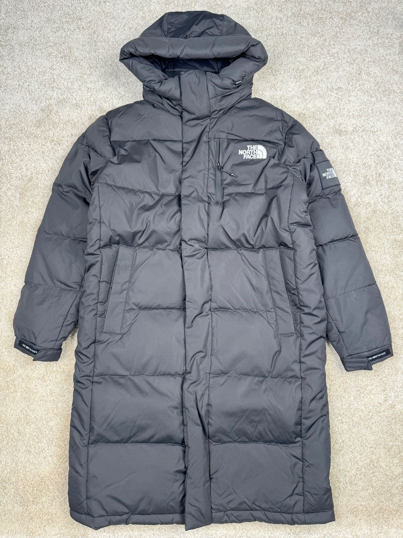 THE NORTH FACE GO FREE 北面纯色印花Logo拉链长款连帽大衣羽绒服 申敏儿同款 非常高端的旗舰系列 生命不息 探索不止 冬天除了被窝其他地方都是远方 让你隔绝寒冷的最强单品 挑战极地风寒 ✨加长版型 裁剪非常花心思 情侣搭配起来感觉可以炸掉一条街 经典简约风 工装大口袋设计 全部都是立体口袋哦 休闲连帽设计 ✨高端户外防风防水面料 高强度防风防水 十级水压 不管是什么样的恶劣天气随便造 大身采用高密度GORE材质 镀膜来的哦 科技EPTFE涂层镀膜 相信我 不管是手感 还是穿着的舒适感这种面料必须是顶级的 非常的细腻 顺滑挺括 而且 舒适感还非常的好 ✨此款羽绒服极地御寒 胸前北面小Logo经典款式 手臂logo 设计 袖口魔术贴设计 让衣服增加亮点 北面Logo 让人一眼就看出衣服的与众不同 背后还有同款刺绣Logo 标志性强烈 做工 细节 咱们不多说了 这款羽绒服 完全可以说是今年最棒的一款之一 目前来说 我相信 我再也不会有这样心动的感觉了 尺码：XS S M L XL XXL-选品中心