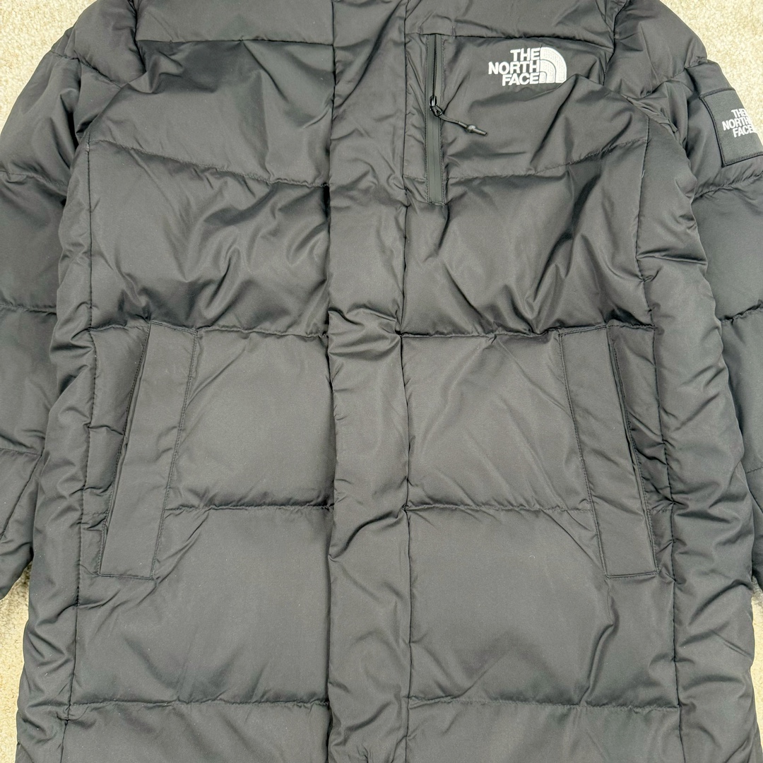 图片[9]-THE NORTH FACE GO FREE 北面纯色印花Logo拉链长款连帽大衣羽绒服 申敏儿同款 非常高端的旗舰系列 生命不息 探索不止 冬天除了被窝其他地方都是远方 让你隔绝寒冷的最强单品 挑战极地风寒 ✨加长版型 裁剪非常花心思 情侣搭配起来感觉可以炸掉一条街 经典简约风 工装大口袋设计 全部都是立体口袋哦 休闲连帽设计 ✨高端户外防风防水面料 高强度防风防水 十级水压 不管是什么样的恶劣天气随便造 大身采用高密度GORE材质 镀膜来的哦 科技EPTFE涂层镀膜 相信我 不管是手感 还是穿着的舒适感这种面料必须是顶级的 非常的细腻 顺滑挺括 而且 舒适感还非常的好 ✨此款羽绒服极地御寒 胸前北面小Logo经典款式 手臂logo 设计 袖口魔术贴设计 让衣服增加亮点 北面Logo 让人一眼就看出衣服的与众不同 背后还有同款刺绣Logo 标志性强烈 做工 细节 咱们不多说了 这款羽绒服 完全可以说是今年最棒的一款之一 目前来说 我相信 我再也不会有这样心动的感觉了 尺码：XS S M L XL XXL-选品中心