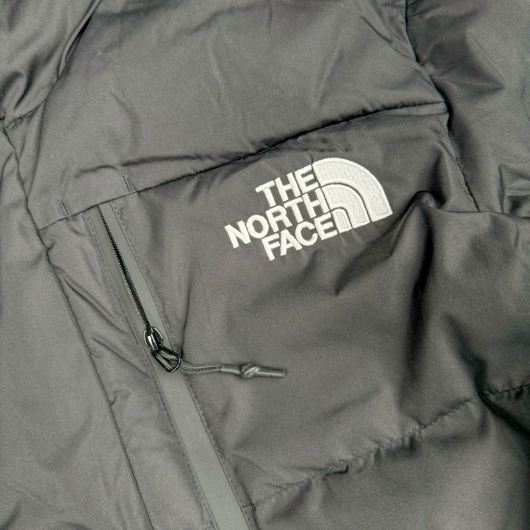 图片[11]-THE NORTH FACE GO FREE 北面纯色印花Logo拉链长款连帽大衣羽绒服 申敏儿同款 非常高端的旗舰系列 生命不息 探索不止 冬天除了被窝其他地方都是远方 让你隔绝寒冷的最强单品 挑战极地风寒 ✨加长版型 裁剪非常花心思 情侣搭配起来感觉可以炸掉一条街 经典简约风 工装大口袋设计 全部都是立体口袋哦 休闲连帽设计 ✨高端户外防风防水面料 高强度防风防水 十级水压 不管是什么样的恶劣天气随便造 大身采用高密度GORE材质 镀膜来的哦 科技EPTFE涂层镀膜 相信我 不管是手感 还是穿着的舒适感这种面料必须是顶级的 非常的细腻 顺滑挺括 而且 舒适感还非常的好 ✨此款羽绒服极地御寒 胸前北面小Logo经典款式 手臂logo 设计 袖口魔术贴设计 让衣服增加亮点 北面Logo 让人一眼就看出衣服的与众不同 背后还有同款刺绣Logo 标志性强烈 做工 细节 咱们不多说了 这款羽绒服 完全可以说是今年最棒的一款之一 目前来说 我相信 我再也不会有这样心动的感觉了 尺码：XS S M L XL XXL-选品中心