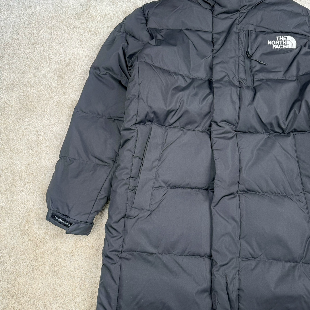 图片[5]-THE NORTH FACE GO FREE 北面纯色印花Logo拉链长款连帽大衣羽绒服 申敏儿同款 非常高端的旗舰系列 生命不息 探索不止 冬天除了被窝其他地方都是远方 让你隔绝寒冷的最强单品 挑战极地风寒 ✨加长版型 裁剪非常花心思 情侣搭配起来感觉可以炸掉一条街 经典简约风 工装大口袋设计 全部都是立体口袋哦 休闲连帽设计 ✨高端户外防风防水面料 高强度防风防水 十级水压 不管是什么样的恶劣天气随便造 大身采用高密度GORE材质 镀膜来的哦 科技EPTFE涂层镀膜 相信我 不管是手感 还是穿着的舒适感这种面料必须是顶级的 非常的细腻 顺滑挺括 而且 舒适感还非常的好 ✨此款羽绒服极地御寒 胸前北面小Logo经典款式 手臂logo 设计 袖口魔术贴设计 让衣服增加亮点 北面Logo 让人一眼就看出衣服的与众不同 背后还有同款刺绣Logo 标志性强烈 做工 细节 咱们不多说了 这款羽绒服 完全可以说是今年最棒的一款之一 目前来说 我相信 我再也不会有这样心动的感觉了 尺码：XS S M L XL XXL-选品中心