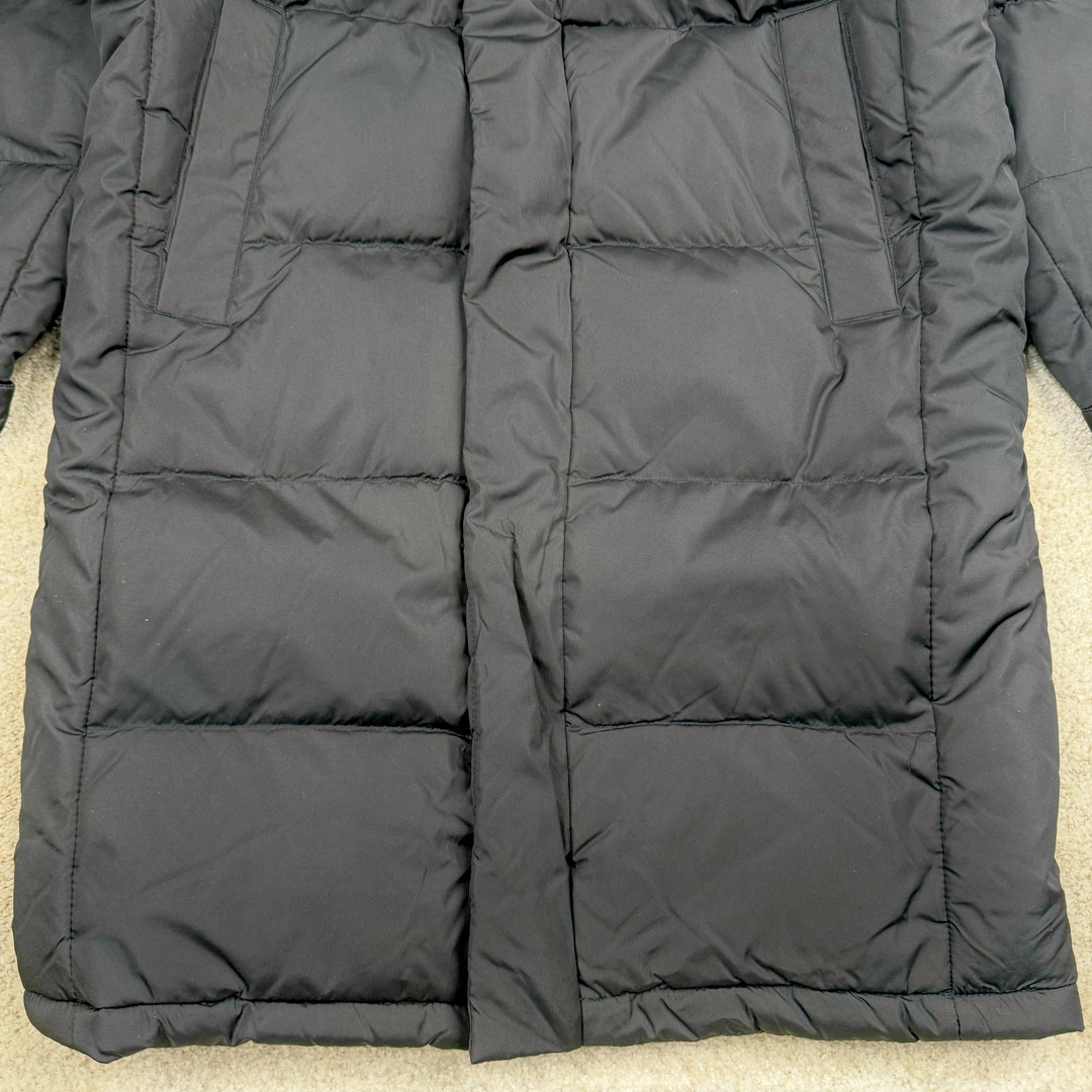 图片[10]-THE NORTH FACE GO FREE 北面纯色印花Logo拉链长款连帽大衣羽绒服 申敏儿同款 非常高端的旗舰系列 生命不息 探索不止 冬天除了被窝其他地方都是远方 让你隔绝寒冷的最强单品 挑战极地风寒 ✨加长版型 裁剪非常花心思 情侣搭配起来感觉可以炸掉一条街 经典简约风 工装大口袋设计 全部都是立体口袋哦 休闲连帽设计 ✨高端户外防风防水面料 高强度防风防水 十级水压 不管是什么样的恶劣天气随便造 大身采用高密度GORE材质 镀膜来的哦 科技EPTFE涂层镀膜 相信我 不管是手感 还是穿着的舒适感这种面料必须是顶级的 非常的细腻 顺滑挺括 而且 舒适感还非常的好 ✨此款羽绒服极地御寒 胸前北面小Logo经典款式 手臂logo 设计 袖口魔术贴设计 让衣服增加亮点 北面Logo 让人一眼就看出衣服的与众不同 背后还有同款刺绣Logo 标志性强烈 做工 细节 咱们不多说了 这款羽绒服 完全可以说是今年最棒的一款之一 目前来说 我相信 我再也不会有这样心动的感觉了 尺码：XS S M L XL XXL-选品中心