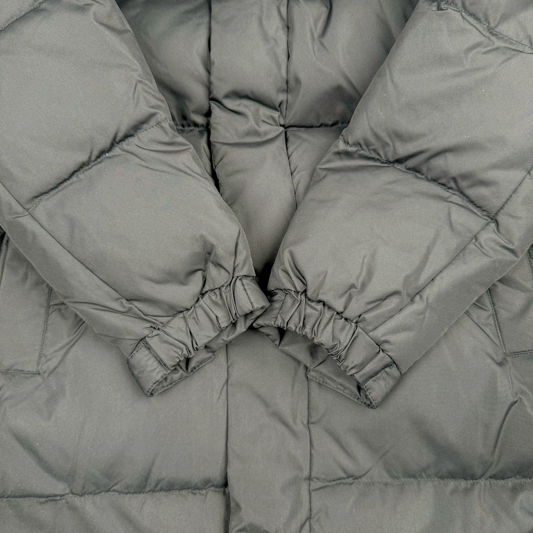 图片[8]-THE NORTH FACE GO FREE 北面纯色印花Logo拉链长款连帽大衣羽绒服 申敏儿同款 非常高端的旗舰系列 生命不息 探索不止 冬天除了被窝其他地方都是远方 让你隔绝寒冷的最强单品 挑战极地风寒 ✨加长版型 裁剪非常花心思 情侣搭配起来感觉可以炸掉一条街 经典简约风 工装大口袋设计 全部都是立体口袋哦 休闲连帽设计 ✨高端户外防风防水面料 高强度防风防水 十级水压 不管是什么样的恶劣天气随便造 大身采用高密度GORE材质 镀膜来的哦 科技EPTFE涂层镀膜 相信我 不管是手感 还是穿着的舒适感这种面料必须是顶级的 非常的细腻 顺滑挺括 而且 舒适感还非常的好 ✨此款羽绒服极地御寒 胸前北面小Logo经典款式 手臂logo 设计 袖口魔术贴设计 让衣服增加亮点 北面Logo 让人一眼就看出衣服的与众不同 背后还有同款刺绣Logo 标志性强烈 做工 细节 咱们不多说了 这款羽绒服 完全可以说是今年最棒的一款之一 目前来说 我相信 我再也不会有这样心动的感觉了 尺码：XS S M L XL XXL-选品中心