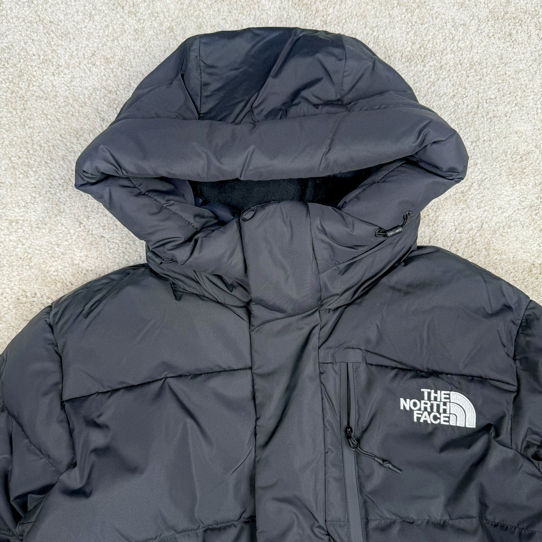 图片[4]-THE NORTH FACE GO FREE 北面纯色印花Logo拉链长款连帽大衣羽绒服 申敏儿同款 非常高端的旗舰系列 生命不息 探索不止 冬天除了被窝其他地方都是远方 让你隔绝寒冷的最强单品 挑战极地风寒 ✨加长版型 裁剪非常花心思 情侣搭配起来感觉可以炸掉一条街 经典简约风 工装大口袋设计 全部都是立体口袋哦 休闲连帽设计 ✨高端户外防风防水面料 高强度防风防水 十级水压 不管是什么样的恶劣天气随便造 大身采用高密度GORE材质 镀膜来的哦 科技EPTFE涂层镀膜 相信我 不管是手感 还是穿着的舒适感这种面料必须是顶级的 非常的细腻 顺滑挺括 而且 舒适感还非常的好 ✨此款羽绒服极地御寒 胸前北面小Logo经典款式 手臂logo 设计 袖口魔术贴设计 让衣服增加亮点 北面Logo 让人一眼就看出衣服的与众不同 背后还有同款刺绣Logo 标志性强烈 做工 细节 咱们不多说了 这款羽绒服 完全可以说是今年最棒的一款之一 目前来说 我相信 我再也不会有这样心动的感觉了 尺码：XS S M L XL XXL-选品中心