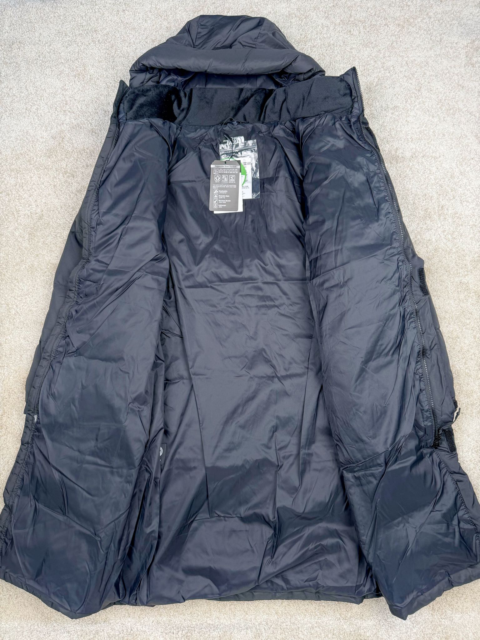 图片[3]-THE NORTH FACE GO FREE 北面纯色印花Logo拉链长款连帽大衣羽绒服 申敏儿同款 非常高端的旗舰系列 生命不息 探索不止 冬天除了被窝其他地方都是远方 让你隔绝寒冷的最强单品 挑战极地风寒 ✨加长版型 裁剪非常花心思 情侣搭配起来感觉可以炸掉一条街 经典简约风 工装大口袋设计 全部都是立体口袋哦 休闲连帽设计 ✨高端户外防风防水面料 高强度防风防水 十级水压 不管是什么样的恶劣天气随便造 大身采用高密度GORE材质 镀膜来的哦 科技EPTFE涂层镀膜 相信我 不管是手感 还是穿着的舒适感这种面料必须是顶级的 非常的细腻 顺滑挺括 而且 舒适感还非常的好 ✨此款羽绒服极地御寒 胸前北面小Logo经典款式 手臂logo 设计 袖口魔术贴设计 让衣服增加亮点 北面Logo 让人一眼就看出衣服的与众不同 背后还有同款刺绣Logo 标志性强烈 做工 细节 咱们不多说了 这款羽绒服 完全可以说是今年最棒的一款之一 目前来说 我相信 我再也不会有这样心动的感觉了 尺码：XS S M L XL XXL-选品中心