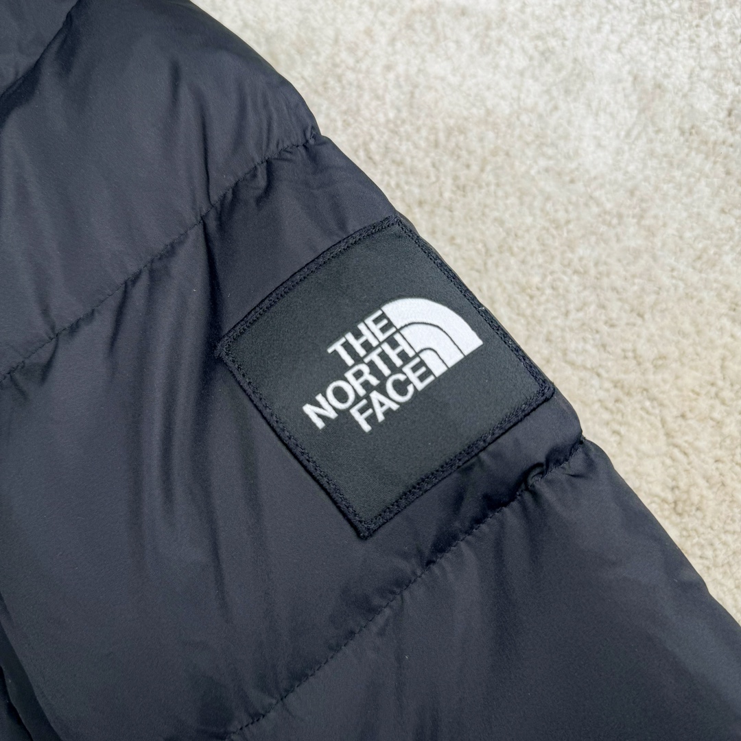 图片[7]-THE NORTH FACE GO FREE 北面纯色印花Logo拉链长款连帽大衣羽绒服 申敏儿同款 非常高端的旗舰系列 生命不息 探索不止 冬天除了被窝其他地方都是远方 让你隔绝寒冷的最强单品 挑战极地风寒 ✨加长版型 裁剪非常花心思 情侣搭配起来感觉可以炸掉一条街 经典简约风 工装大口袋设计 全部都是立体口袋哦 休闲连帽设计 ✨高端户外防风防水面料 高强度防风防水 十级水压 不管是什么样的恶劣天气随便造 大身采用高密度GORE材质 镀膜来的哦 科技EPTFE涂层镀膜 相信我 不管是手感 还是穿着的舒适感这种面料必须是顶级的 非常的细腻 顺滑挺括 而且 舒适感还非常的好 ✨此款羽绒服极地御寒 胸前北面小Logo经典款式 手臂logo 设计 袖口魔术贴设计 让衣服增加亮点 北面Logo 让人一眼就看出衣服的与众不同 背后还有同款刺绣Logo 标志性强烈 做工 细节 咱们不多说了 这款羽绒服 完全可以说是今年最棒的一款之一 目前来说 我相信 我再也不会有这样心动的感觉了 尺码：XS S M L XL XXL-选品中心