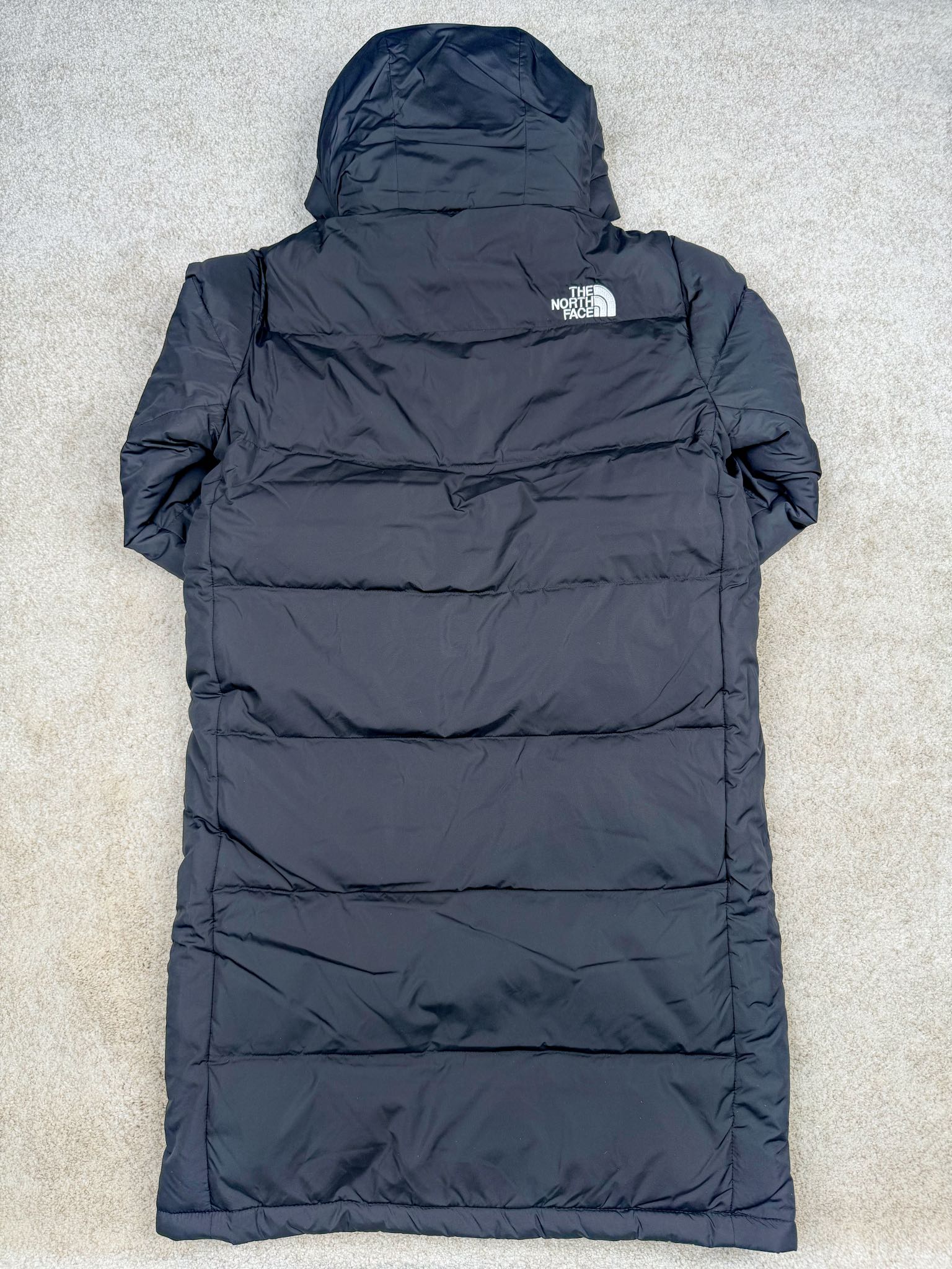 图片[2]-THE NORTH FACE GO FREE 北面纯色印花Logo拉链长款连帽大衣羽绒服 申敏儿同款 非常高端的旗舰系列 生命不息 探索不止 冬天除了被窝其他地方都是远方 让你隔绝寒冷的最强单品 挑战极地风寒 ✨加长版型 裁剪非常花心思 情侣搭配起来感觉可以炸掉一条街 经典简约风 工装大口袋设计 全部都是立体口袋哦 休闲连帽设计 ✨高端户外防风防水面料 高强度防风防水 十级水压 不管是什么样的恶劣天气随便造 大身采用高密度GORE材质 镀膜来的哦 科技EPTFE涂层镀膜 相信我 不管是手感 还是穿着的舒适感这种面料必须是顶级的 非常的细腻 顺滑挺括 而且 舒适感还非常的好 ✨此款羽绒服极地御寒 胸前北面小Logo经典款式 手臂logo 设计 袖口魔术贴设计 让衣服增加亮点 北面Logo 让人一眼就看出衣服的与众不同 背后还有同款刺绣Logo 标志性强烈 做工 细节 咱们不多说了 这款羽绒服 完全可以说是今年最棒的一款之一 目前来说 我相信 我再也不会有这样心动的感觉了 尺码：XS S M L XL XXL-选品中心