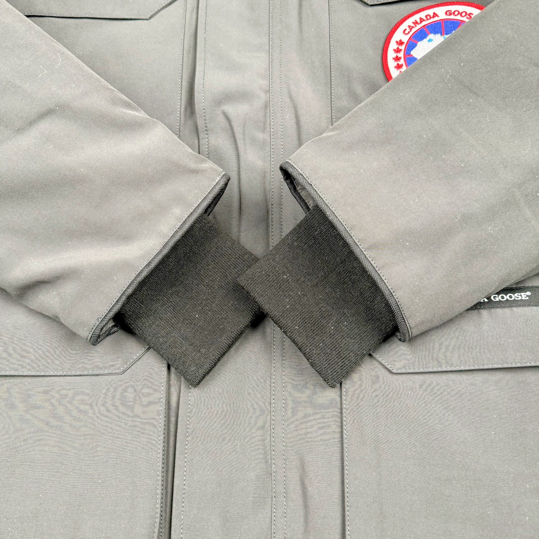 图片[10]-＃CG CANADA GOOSE Expedition 4660M 加拿大鹅08远征款派克大衣羽绒服 行业标杆 国内羽绒服天花板 全新改版 升级大量细节 完美还原ZP 大到面料毛领羽绒 小到一针一线一个纽扣都是肉眼可见的细节 市面最接近ZP版本 欢迎客户对比 同行指导 1.今年羽绒依然采用国标80白鸭绒 填充450g（机器格充 电脑设定数值 每件充绒误差不超过10g）不混绒 随意拆开送检！ 2.独家定制18支面料 ZP一致 采用“Arctic Tech”面料技术外层面料是84.5%的聚酯纤维15.5%棉 里料为100%棉纶 垫料为100%聚酯纤维 持久防水防风抗寒保暖 3.里布采用40D Nylon AC油性胶 单染5级牢度 领口绒布采用原厂高密度丝光绒 口袋布使用弹性高密度摇粒绒 柔软亲肤 胆布采用330T全涤防绒7号针杜绝跑绒 如有跑绒直接白送 4.日本进口JUKI（重机）大型缝纫机专业打枣锁边 完全遵循正品整件衣服106个枣 全身加固 每个枣长度遵循正品 固定1-1.1cm 密度和长度均与正品相同 5.吉田YKK原厂拉链 Y形双勾魔术贴 袖口采用定制加厚无缝螺纹 今年袖口螺纹添加高弹氨纶金丝 增加弹性和强度 大到面料 胆布 小到纽扣 抽绳 全部原版定制开发 对标正品 6.进口田岛刺绣机机定制万针刺绣胸标 图案饱满立体 无限接近正品 7.毛领为加拿大进口西郊狼皮制作 春季购入万条顶级毛领 毛领宽度14cm 长度55cm 今年冬天整季毛领品质都会稳定如一 杜绝中后期毛领品质参差不齐情况 8.包装采用立体手提袋包装 卡片一应俱全 送人 自留更有排面 9.所有细节均参照22年最新版正品1：1打板复刻 区别市面错版 “一眼假” 尺码：XS S M L XL XXL-选品中心