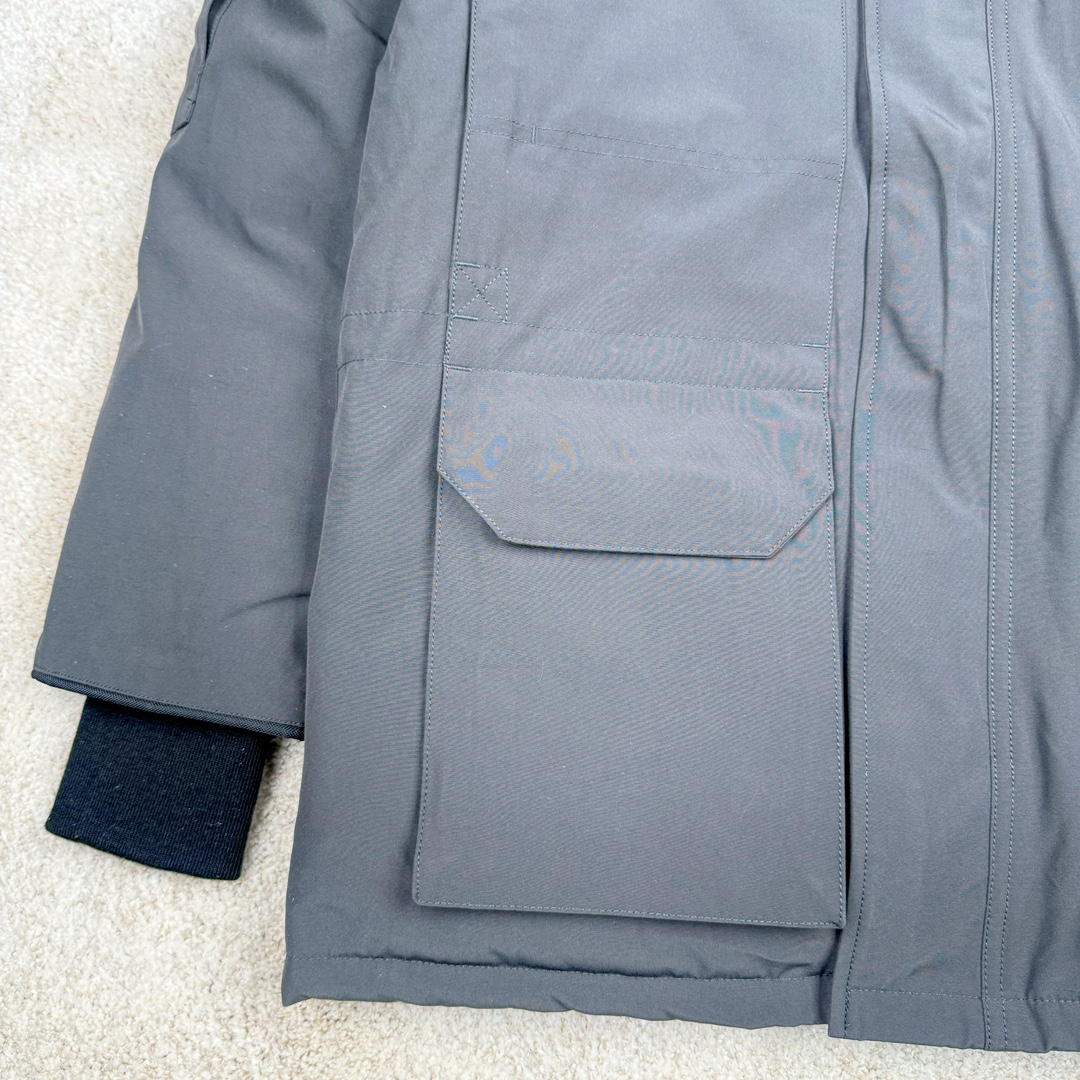 图片[5]-＃CG CANADA GOOSE Expedition 4660M 加拿大鹅08远征款派克大衣羽绒服 行业标杆 国内羽绒服天花板 全新改版 升级大量细节 完美还原ZP 大到面料毛领羽绒 小到一针一线一个纽扣都是肉眼可见的细节 市面最接近ZP版本 欢迎客户对比 同行指导 1.今年羽绒依然采用国标80白鸭绒 填充450g（机器格充 电脑设定数值 每件充绒误差不超过10g）不混绒 随意拆开送检！ 2.独家定制18支面料 ZP一致 采用“Arctic Tech”面料技术外层面料是84.5%的聚酯纤维15.5%棉 里料为100%棉纶 垫料为100%聚酯纤维 持久防水防风抗寒保暖 3.里布采用40D Nylon AC油性胶 单染5级牢度 领口绒布采用原厂高密度丝光绒 口袋布使用弹性高密度摇粒绒 柔软亲肤 胆布采用330T全涤防绒7号针杜绝跑绒 如有跑绒直接白送 4.日本进口JUKI（重机）大型缝纫机专业打枣锁边 完全遵循正品整件衣服106个枣 全身加固 每个枣长度遵循正品 固定1-1.1cm 密度和长度均与正品相同 5.吉田YKK原厂拉链 Y形双勾魔术贴 袖口采用定制加厚无缝螺纹 今年袖口螺纹添加高弹氨纶金丝 增加弹性和强度 大到面料 胆布 小到纽扣 抽绳 全部原版定制开发 对标正品 6.进口田岛刺绣机机定制万针刺绣胸标 图案饱满立体 无限接近正品 7.毛领为加拿大进口西郊狼皮制作 春季购入万条顶级毛领 毛领宽度14cm 长度55cm 今年冬天整季毛领品质都会稳定如一 杜绝中后期毛领品质参差不齐情况 8.包装采用立体手提袋包装 卡片一应俱全 送人 自留更有排面 9.所有细节均参照22年最新版正品1：1打板复刻 区别市面错版 “一眼假” 尺码：XS S M L XL XXL-选品中心