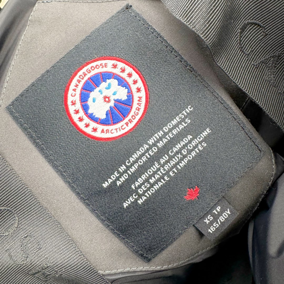 图片[12]-＃CG CANADA GOOSE Expedition 4660M 加拿大鹅08远征款派克大衣羽绒服 行业标杆 国内羽绒服天花板 全新改版 升级大量细节 完美还原ZP 大到面料毛领羽绒 小到一针一线一个纽扣都是肉眼可见的细节 市面最接近ZP版本 欢迎客户对比 同行指导 1.今年羽绒依然采用国标80白鸭绒 填充450g（机器格充 电脑设定数值 每件充绒误差不超过10g）不混绒 随意拆开送检！ 2.独家定制18支面料 ZP一致 采用“Arctic Tech”面料技术外层面料是84.5%的聚酯纤维15.5%棉 里料为100%棉纶 垫料为100%聚酯纤维 持久防水防风抗寒保暖 3.里布采用40D Nylon AC油性胶 单染5级牢度 领口绒布采用原厂高密度丝光绒 口袋布使用弹性高密度摇粒绒 柔软亲肤 胆布采用330T全涤防绒7号针杜绝跑绒 如有跑绒直接白送 4.日本进口JUKI（重机）大型缝纫机专业打枣锁边 完全遵循正品整件衣服106个枣 全身加固 每个枣长度遵循正品 固定1-1.1cm 密度和长度均与正品相同 5.吉田YKK原厂拉链 Y形双勾魔术贴 袖口采用定制加厚无缝螺纹 今年袖口螺纹添加高弹氨纶金丝 增加弹性和强度 大到面料 胆布 小到纽扣 抽绳 全部原版定制开发 对标正品 6.进口田岛刺绣机机定制万针刺绣胸标 图案饱满立体 无限接近正品 7.毛领为加拿大进口西郊狼皮制作 春季购入万条顶级毛领 毛领宽度14cm 长度55cm 今年冬天整季毛领品质都会稳定如一 杜绝中后期毛领品质参差不齐情况 8.包装采用立体手提袋包装 卡片一应俱全 送人 自留更有排面 9.所有细节均参照22年最新版正品1：1打板复刻 区别市面错版 “一眼假” 尺码：XS S M L XL XXL-选品中心