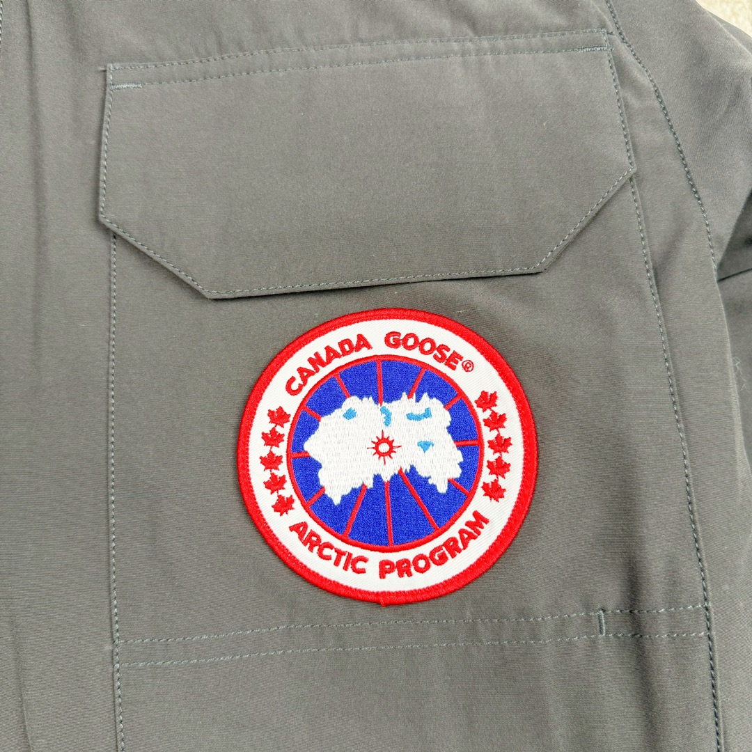 图片[8]-＃CG CANADA GOOSE Expedition 4660M 加拿大鹅08远征款派克大衣羽绒服 行业标杆 国内羽绒服天花板 全新改版 升级大量细节 完美还原ZP 大到面料毛领羽绒 小到一针一线一个纽扣都是肉眼可见的细节 市面最接近ZP版本 欢迎客户对比 同行指导 1.今年羽绒依然采用国标80白鸭绒 填充450g（机器格充 电脑设定数值 每件充绒误差不超过10g）不混绒 随意拆开送检！ 2.独家定制18支面料 ZP一致 采用“Arctic Tech”面料技术外层面料是84.5%的聚酯纤维15.5%棉 里料为100%棉纶 垫料为100%聚酯纤维 持久防水防风抗寒保暖 3.里布采用40D Nylon AC油性胶 单染5级牢度 领口绒布采用原厂高密度丝光绒 口袋布使用弹性高密度摇粒绒 柔软亲肤 胆布采用330T全涤防绒7号针杜绝跑绒 如有跑绒直接白送 4.日本进口JUKI（重机）大型缝纫机专业打枣锁边 完全遵循正品整件衣服106个枣 全身加固 每个枣长度遵循正品 固定1-1.1cm 密度和长度均与正品相同 5.吉田YKK原厂拉链 Y形双勾魔术贴 袖口采用定制加厚无缝螺纹 今年袖口螺纹添加高弹氨纶金丝 增加弹性和强度 大到面料 胆布 小到纽扣 抽绳 全部原版定制开发 对标正品 6.进口田岛刺绣机机定制万针刺绣胸标 图案饱满立体 无限接近正品 7.毛领为加拿大进口西郊狼皮制作 春季购入万条顶级毛领 毛领宽度14cm 长度55cm 今年冬天整季毛领品质都会稳定如一 杜绝中后期毛领品质参差不齐情况 8.包装采用立体手提袋包装 卡片一应俱全 送人 自留更有排面 9.所有细节均参照22年最新版正品1：1打板复刻 区别市面错版 “一眼假” 尺码：XS S M L XL XXL-选品中心