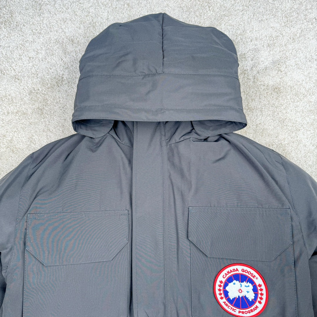 图片[4]-＃CG CANADA GOOSE Expedition 4660M 加拿大鹅08远征款派克大衣羽绒服 行业标杆 国内羽绒服天花板 全新改版 升级大量细节 完美还原ZP 大到面料毛领羽绒 小到一针一线一个纽扣都是肉眼可见的细节 市面最接近ZP版本 欢迎客户对比 同行指导 1.今年羽绒依然采用国标80白鸭绒 填充450g（机器格充 电脑设定数值 每件充绒误差不超过10g）不混绒 随意拆开送检！ 2.独家定制18支面料 ZP一致 采用“Arctic Tech”面料技术外层面料是84.5%的聚酯纤维15.5%棉 里料为100%棉纶 垫料为100%聚酯纤维 持久防水防风抗寒保暖 3.里布采用40D Nylon AC油性胶 单染5级牢度 领口绒布采用原厂高密度丝光绒 口袋布使用弹性高密度摇粒绒 柔软亲肤 胆布采用330T全涤防绒7号针杜绝跑绒 如有跑绒直接白送 4.日本进口JUKI（重机）大型缝纫机专业打枣锁边 完全遵循正品整件衣服106个枣 全身加固 每个枣长度遵循正品 固定1-1.1cm 密度和长度均与正品相同 5.吉田YKK原厂拉链 Y形双勾魔术贴 袖口采用定制加厚无缝螺纹 今年袖口螺纹添加高弹氨纶金丝 增加弹性和强度 大到面料 胆布 小到纽扣 抽绳 全部原版定制开发 对标正品 6.进口田岛刺绣机机定制万针刺绣胸标 图案饱满立体 无限接近正品 7.毛领为加拿大进口西郊狼皮制作 春季购入万条顶级毛领 毛领宽度14cm 长度55cm 今年冬天整季毛领品质都会稳定如一 杜绝中后期毛领品质参差不齐情况 8.包装采用立体手提袋包装 卡片一应俱全 送人 自留更有排面 9.所有细节均参照22年最新版正品1：1打板复刻 区别市面错版 “一眼假” 尺码：XS S M L XL XXL-选品中心
