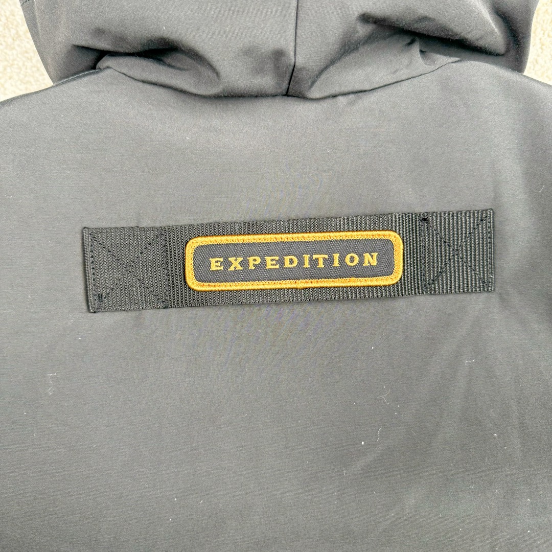 图片[11]-＃CG CANADA GOOSE Expedition 4660M 加拿大鹅08远征款派克大衣羽绒服 行业标杆 国内羽绒服天花板 全新改版 升级大量细节 完美还原ZP 大到面料毛领羽绒 小到一针一线一个纽扣都是肉眼可见的细节 市面最接近ZP版本 欢迎客户对比 同行指导 1.今年羽绒依然采用国标80白鸭绒 填充450g（机器格充 电脑设定数值 每件充绒误差不超过10g）不混绒 随意拆开送检！ 2.独家定制18支面料 ZP一致 采用“Arctic Tech”面料技术外层面料是84.5%的聚酯纤维15.5%棉 里料为100%棉纶 垫料为100%聚酯纤维 持久防水防风抗寒保暖 3.里布采用40D Nylon AC油性胶 单染5级牢度 领口绒布采用原厂高密度丝光绒 口袋布使用弹性高密度摇粒绒 柔软亲肤 胆布采用330T全涤防绒7号针杜绝跑绒 如有跑绒直接白送 4.日本进口JUKI（重机）大型缝纫机专业打枣锁边 完全遵循正品整件衣服106个枣 全身加固 每个枣长度遵循正品 固定1-1.1cm 密度和长度均与正品相同 5.吉田YKK原厂拉链 Y形双勾魔术贴 袖口采用定制加厚无缝螺纹 今年袖口螺纹添加高弹氨纶金丝 增加弹性和强度 大到面料 胆布 小到纽扣 抽绳 全部原版定制开发 对标正品 6.进口田岛刺绣机机定制万针刺绣胸标 图案饱满立体 无限接近正品 7.毛领为加拿大进口西郊狼皮制作 春季购入万条顶级毛领 毛领宽度14cm 长度55cm 今年冬天整季毛领品质都会稳定如一 杜绝中后期毛领品质参差不齐情况 8.包装采用立体手提袋包装 卡片一应俱全 送人 自留更有排面 9.所有细节均参照22年最新版正品1：1打板复刻 区别市面错版 “一眼假” 尺码：XS S M L XL XXL-选品中心